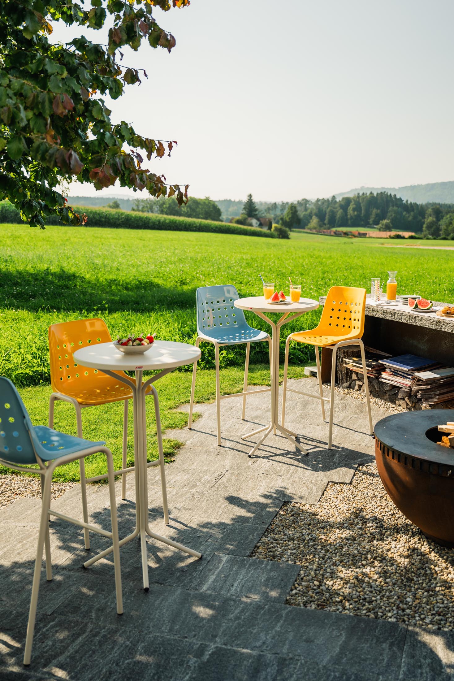 PIX Metall-Stehtisch Outdoor ø60 / 110 in Alusilber präsentiert im Onlineshop von KAQTU Design AG. Hochtisch Outdoor ist von Schaffner