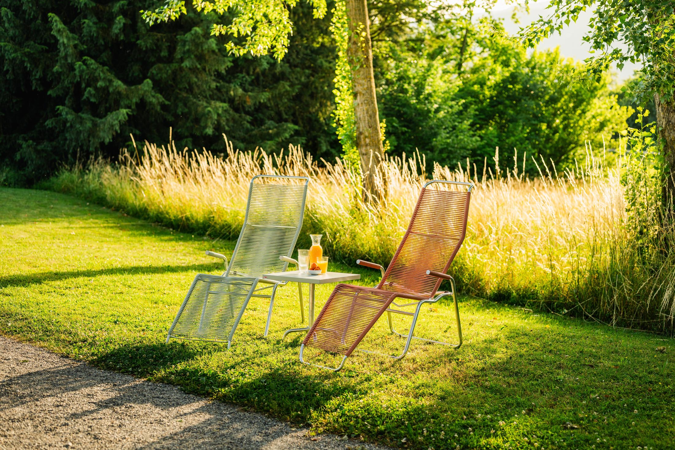 Elegante Liege Brissago Spaghetti in sanften Pastellterracotta-Tönen, ideal für entspannte Stunden im Freien.