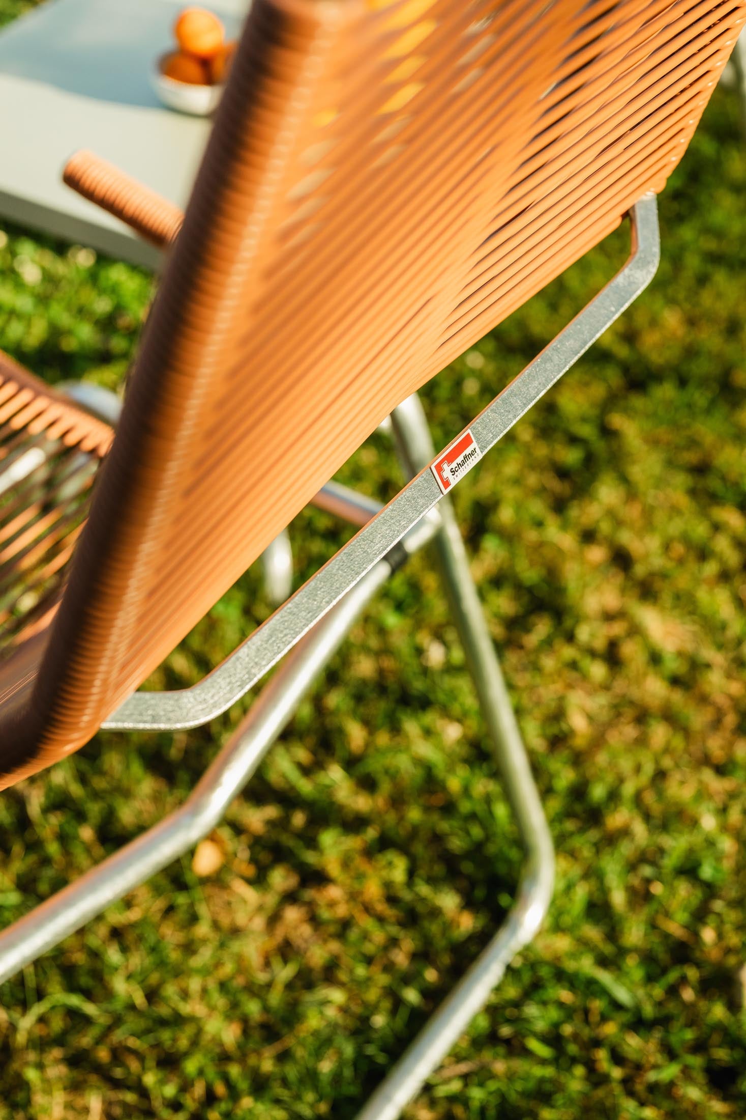 Liege Brissago Spaghetti in Pastellterracotta präsentiert im Onlineshop von KAQTU Design AG. Liegestuhl ist von Schaffner