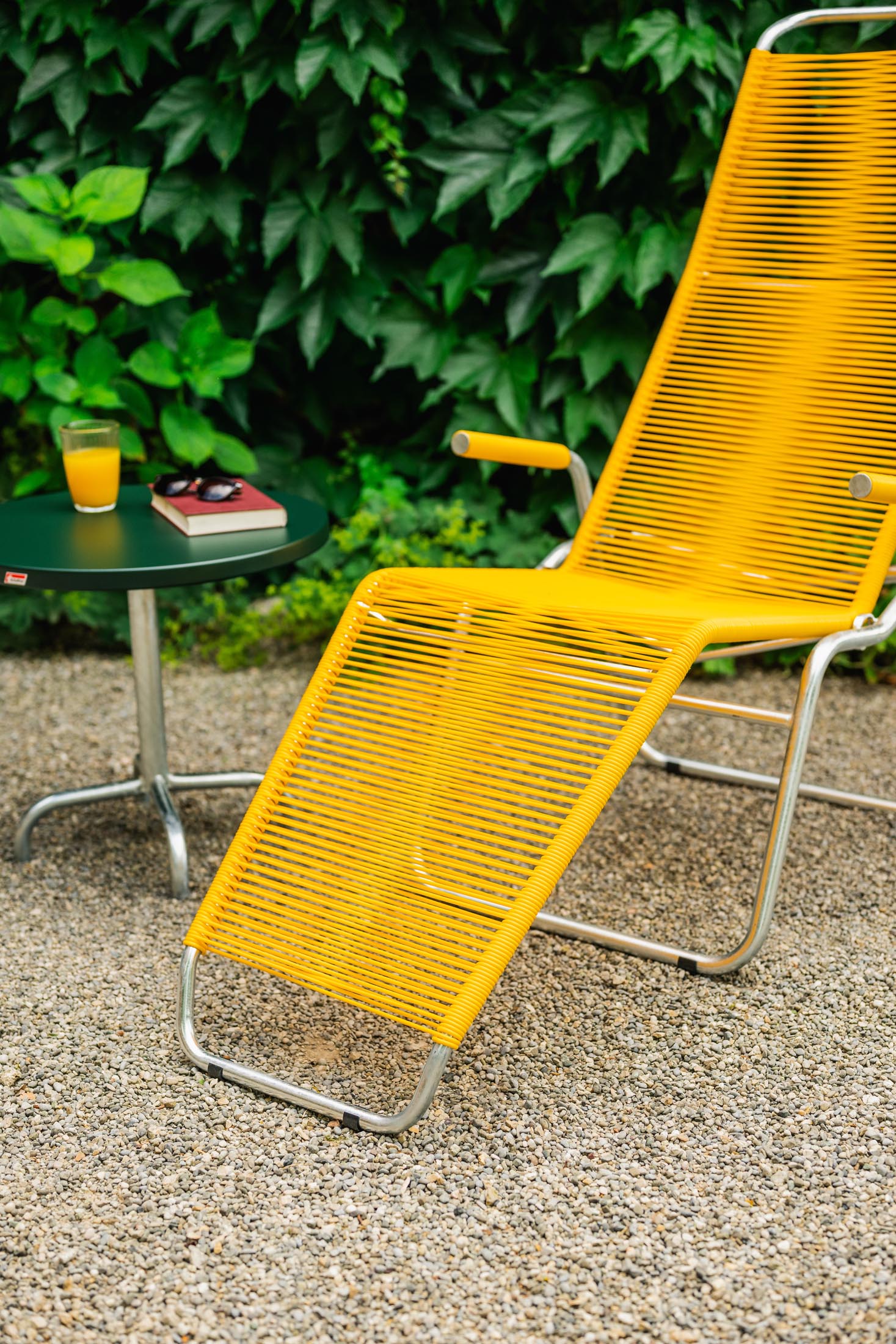 Entspannen Sie auf der eleganten Schaffner Brissago Spaghetti Liege: wetterfest, ergonomisch, kippbar und individuell gestaltbar für Ihren Garten.