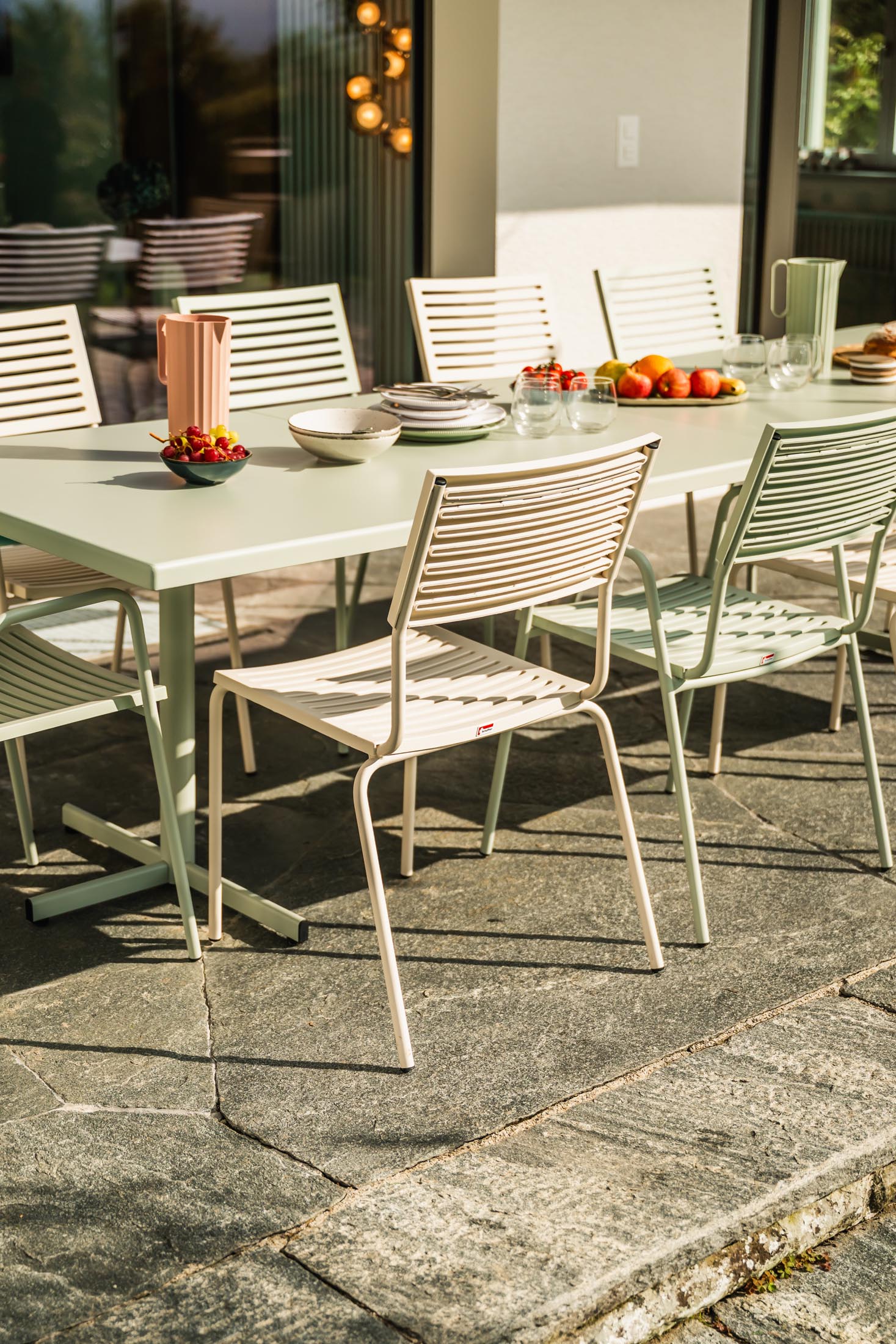 Bodensee Lamello-Gartenstuhl mit Armlehne in Anthrazit präsentiert im Onlineshop von KAQTU Design AG. Gartenstuhl mit Armlehnen ist von Schaffner
