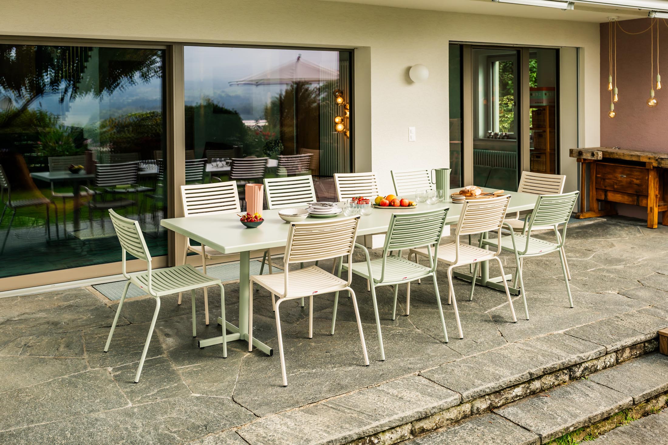 Bodensee Lamello-Gartenstuhl mit Armlehne in Anthrazit präsentiert im Onlineshop von KAQTU Design AG. Gartenstuhl mit Armlehnen ist von Schaffner
