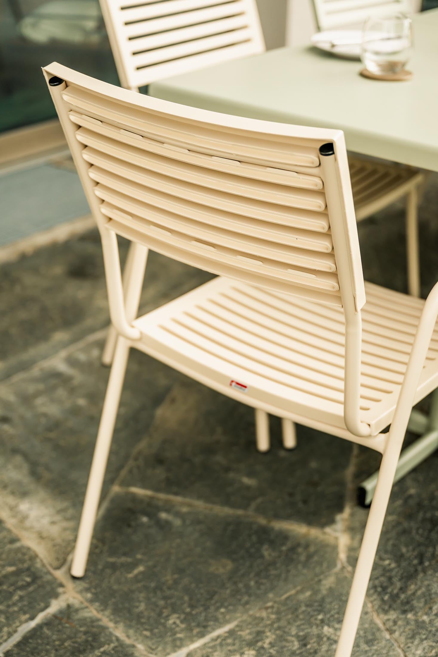 Hochwertiger Bodensee Lamello-Gartenstuhl mit Armlehne, wetterfest, UV-beständig, langlebig und nachhaltig, made in Switzerland – ideal für Outdoor.