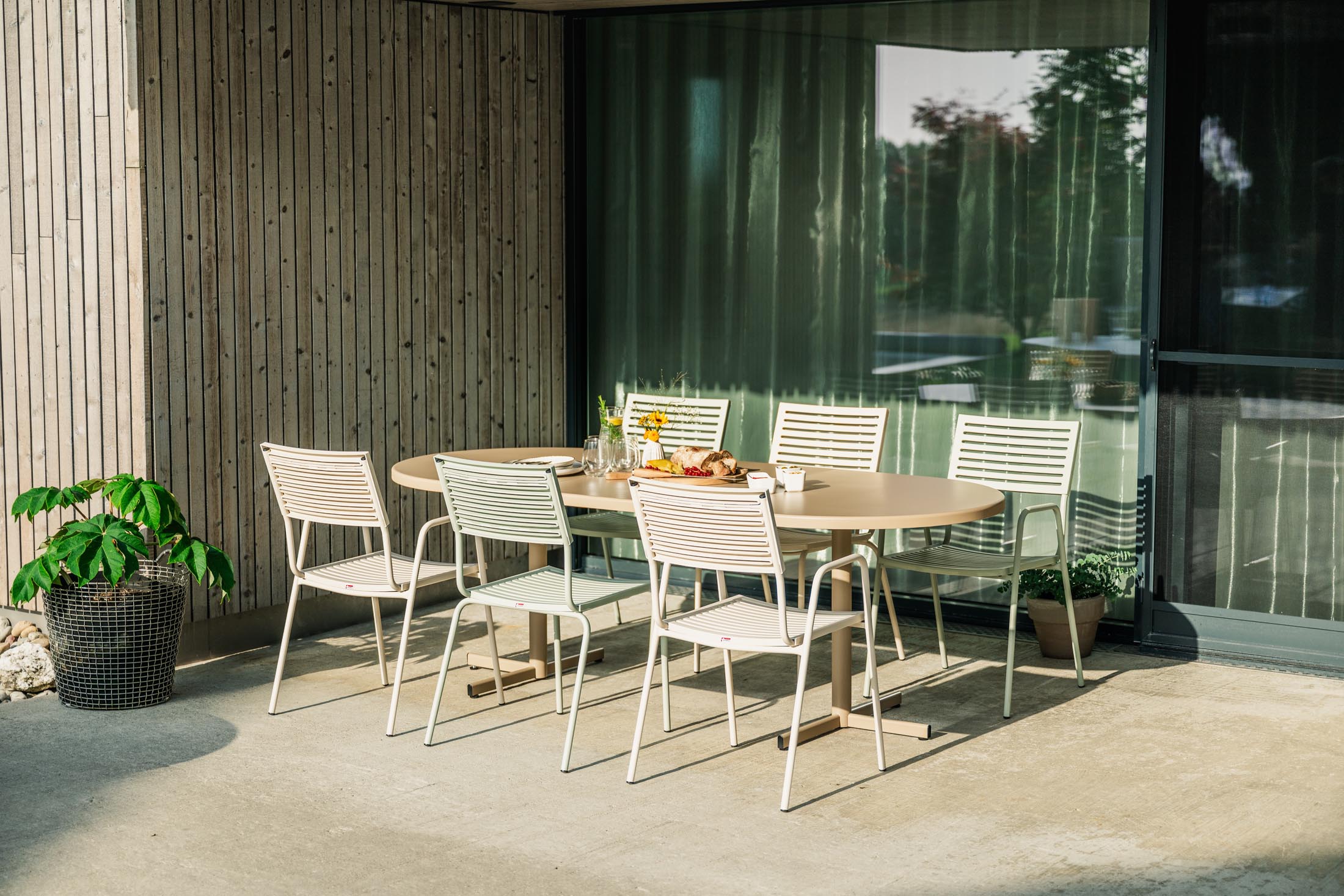 Bodensee Lamello-Gartenstuhl mit Armlehne in Anthrazit präsentiert im Onlineshop von KAQTU Design AG. Gartenstuhl mit Armlehnen ist von Schaffner