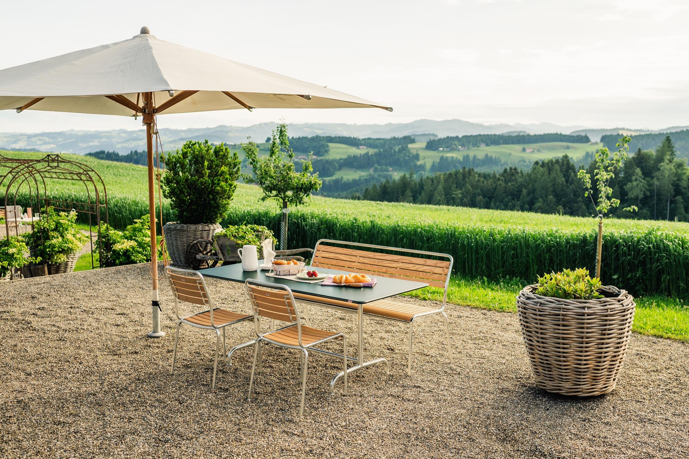 Rigi Holzlatten-Gartenstuhl ohne Armlehne in Natur geölt präsentiert im Onlineshop von KAQTU Design AG. Gartenstuhl ist von Schaffner