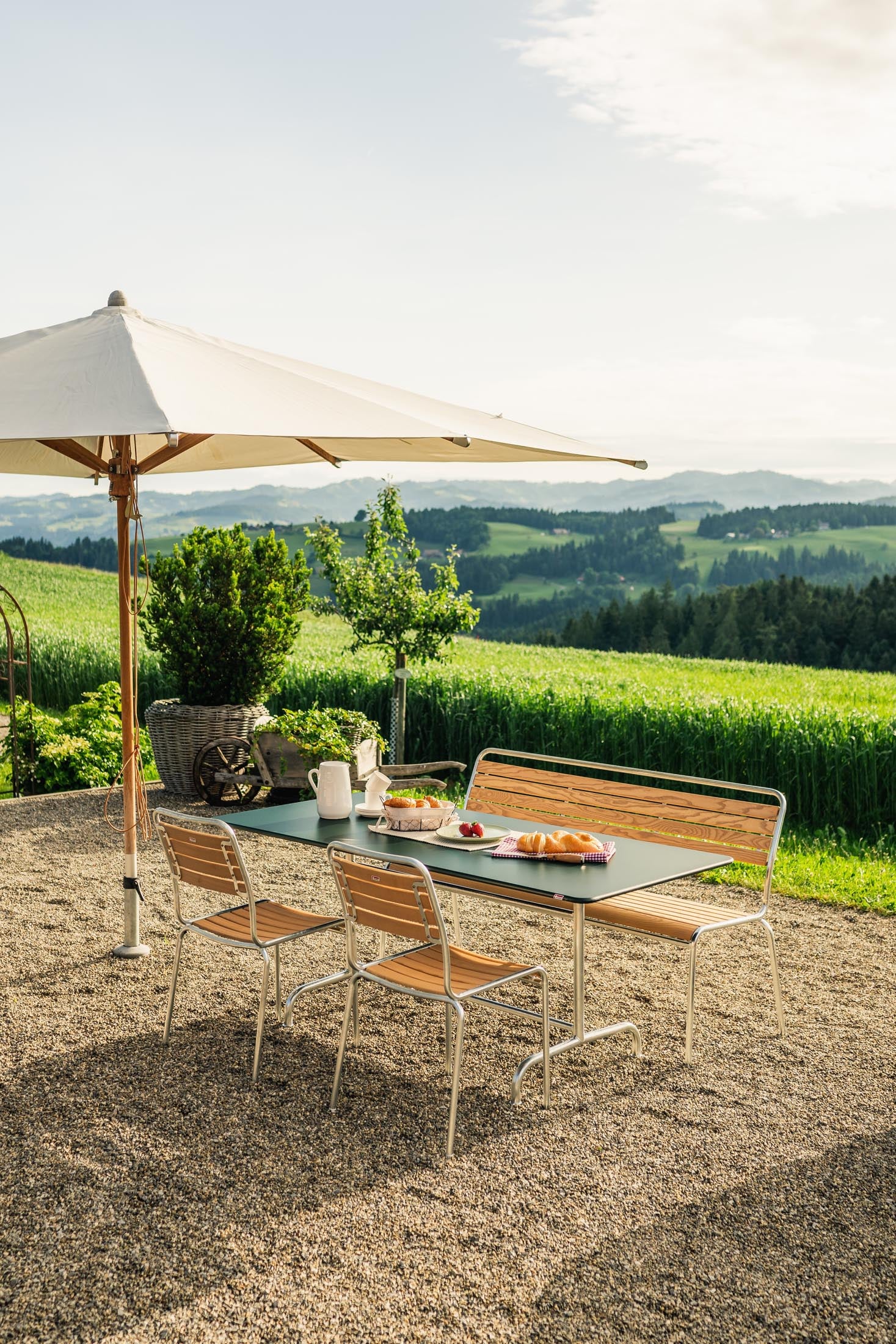 Rigi Holzlatten-Gartenstuhl ohne Armlehne in Natur geölt präsentiert im Onlineshop von KAQTU Design AG. Gartenstuhl ist von Schaffner