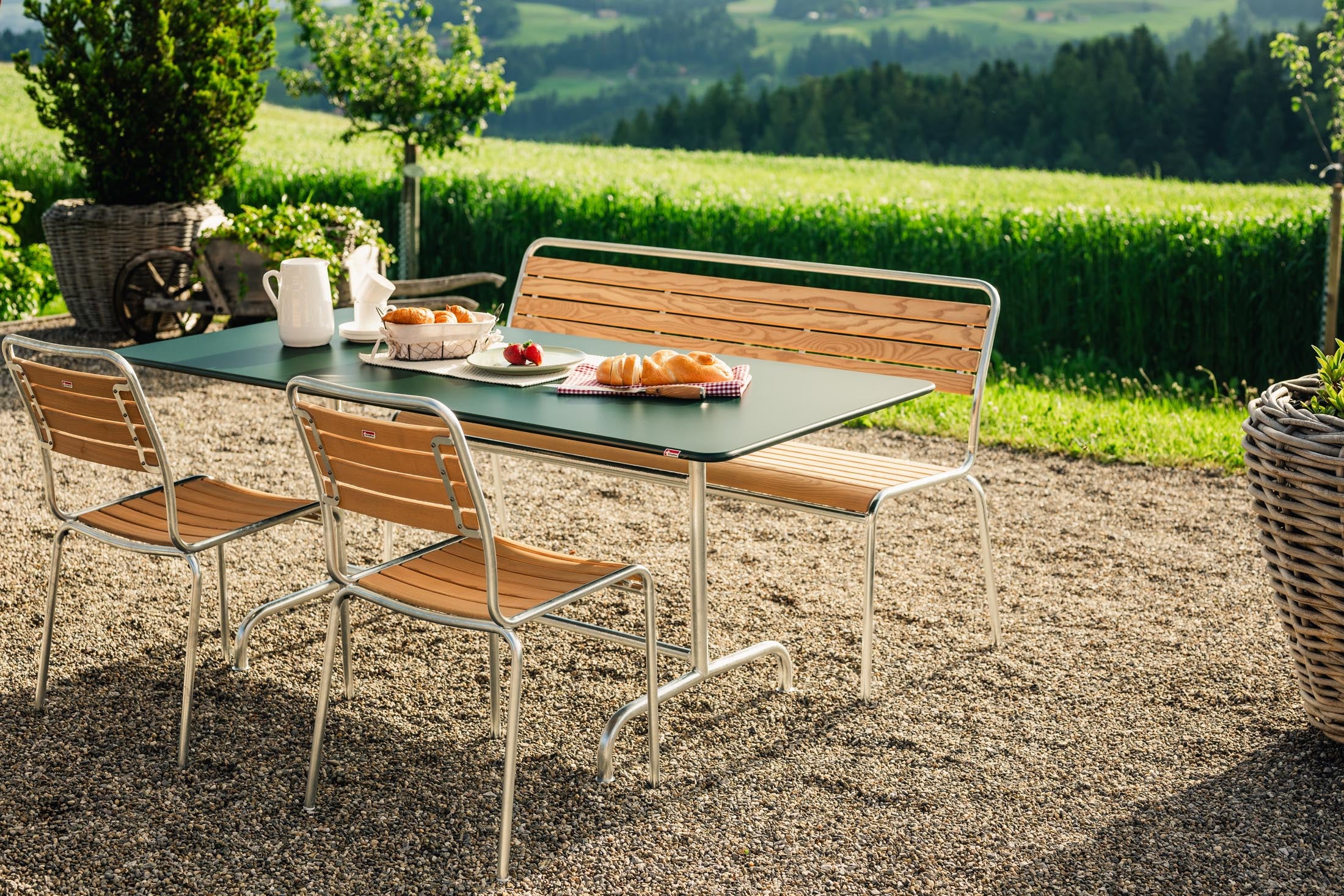 Rigi Holzlatten-Gartenstuhl ohne Armlehne in Natur geölt präsentiert im Onlineshop von KAQTU Design AG. Gartenstuhl ist von Schaffner