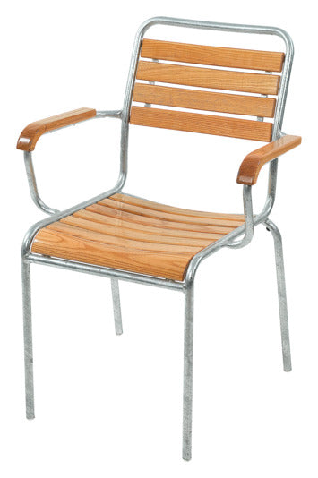 Hochwertiger Rigi Holzlatten-Gartenstuhl mit Armlehne aus robustem Eschenholz, wetterfest, stilvoll und nachhaltig – Schweizer Handwerkskunst für den Außenbereich.