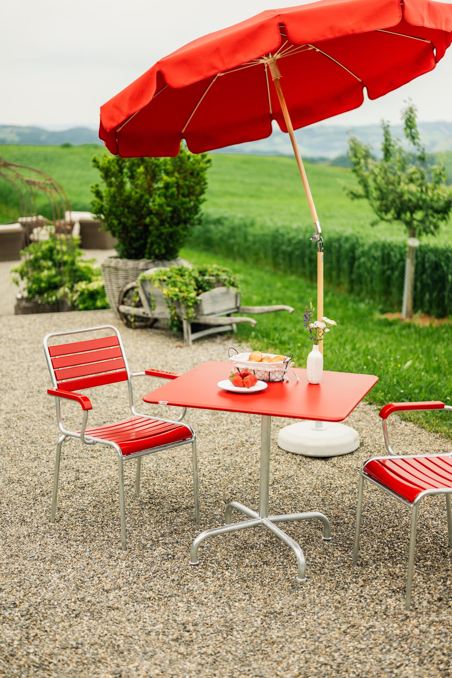 Rigi Holzlatten-Gartenstuhl mit Armlehne in Rot präsentiert im Onlineshop von KAQTU Design AG. Gartenstuhl mit Armlehnen ist von Schaffner