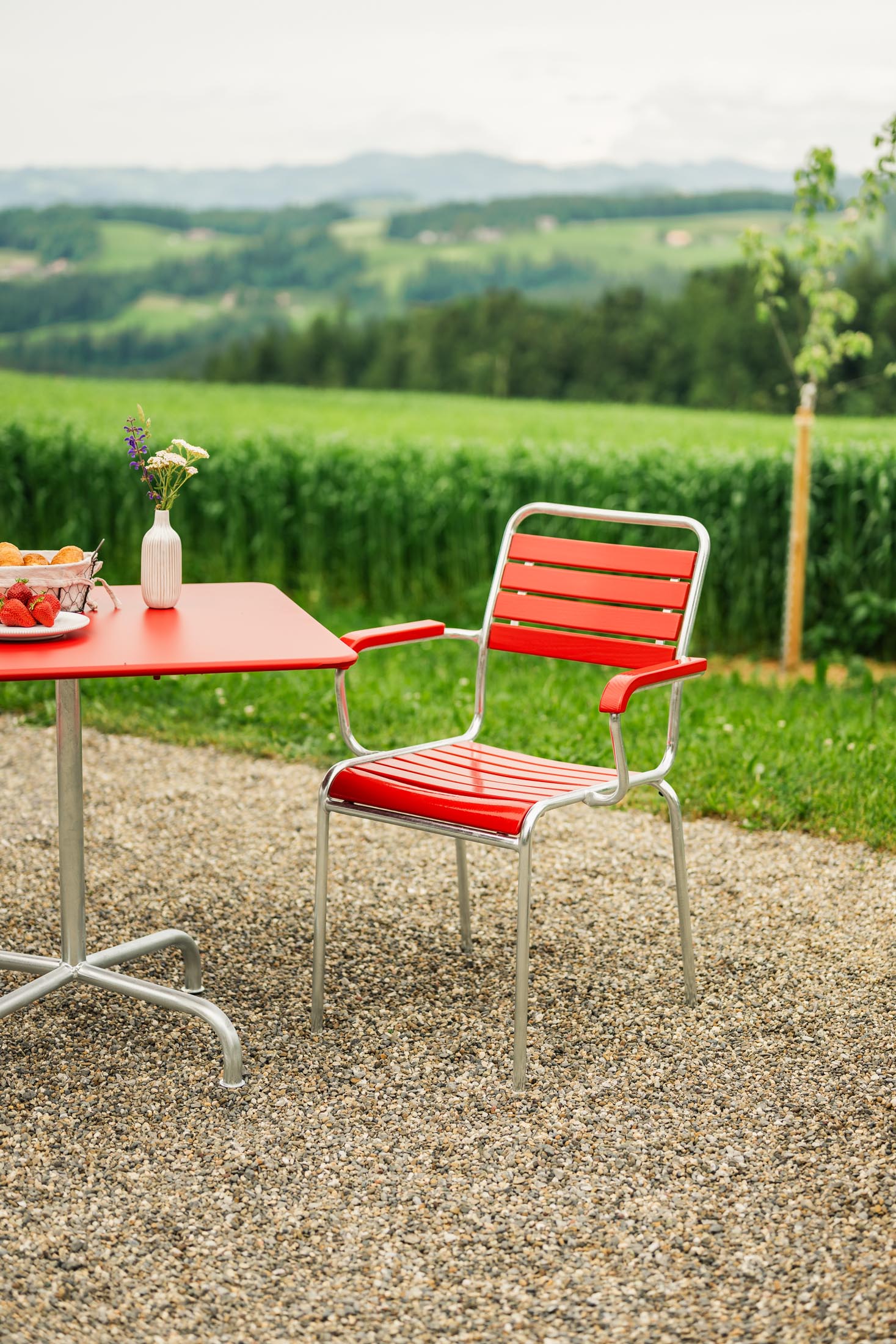 Rigi Holzlatten-Gartenstuhl mit Armlehne in Rot präsentiert im Onlineshop von KAQTU Design AG. Gartenstuhl mit Armlehnen ist von Schaffner