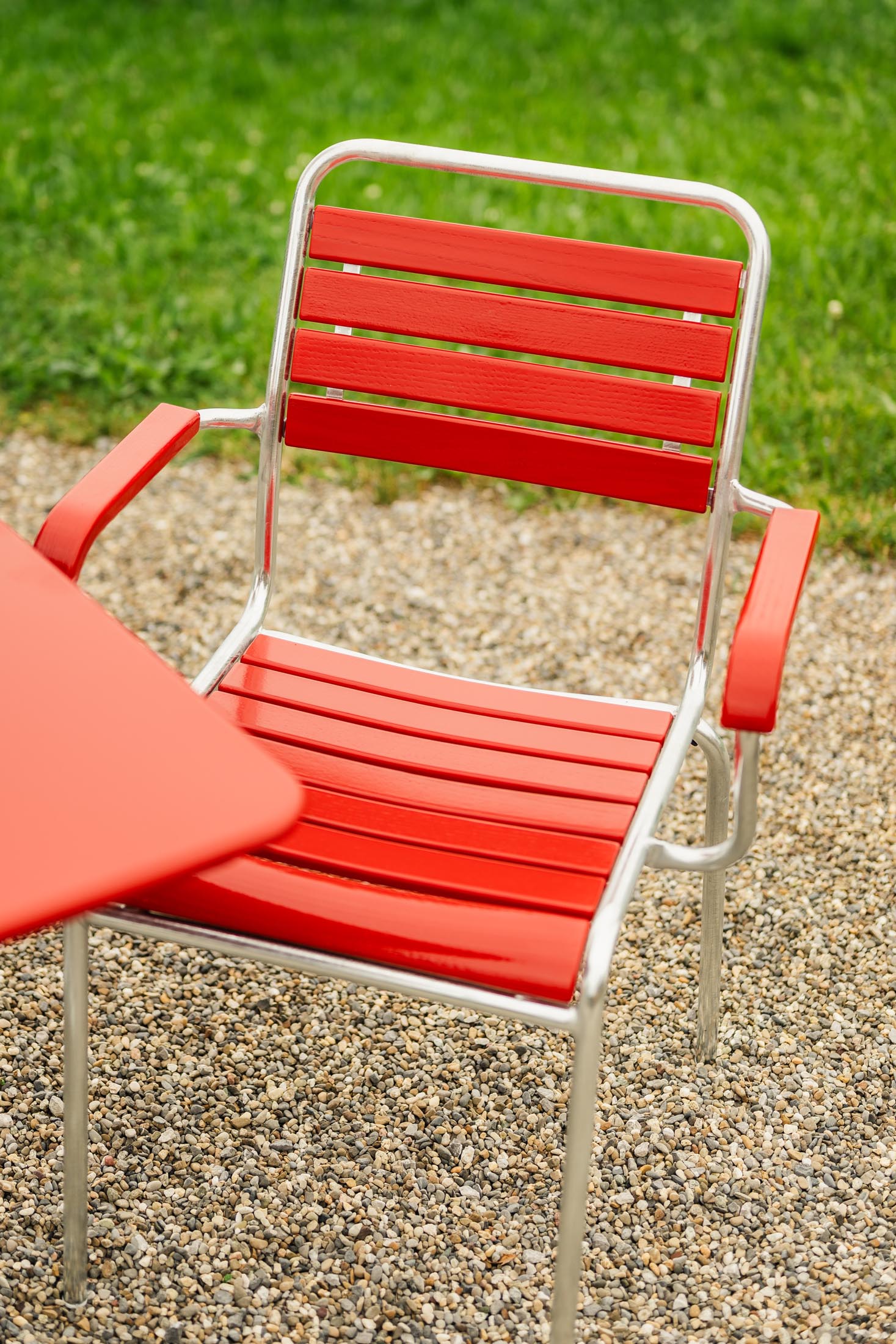 Rigi Holzlatten-Gartenstuhl mit Armlehne in Rot präsentiert im Onlineshop von KAQTU Design AG. Gartenstuhl mit Armlehnen ist von Schaffner