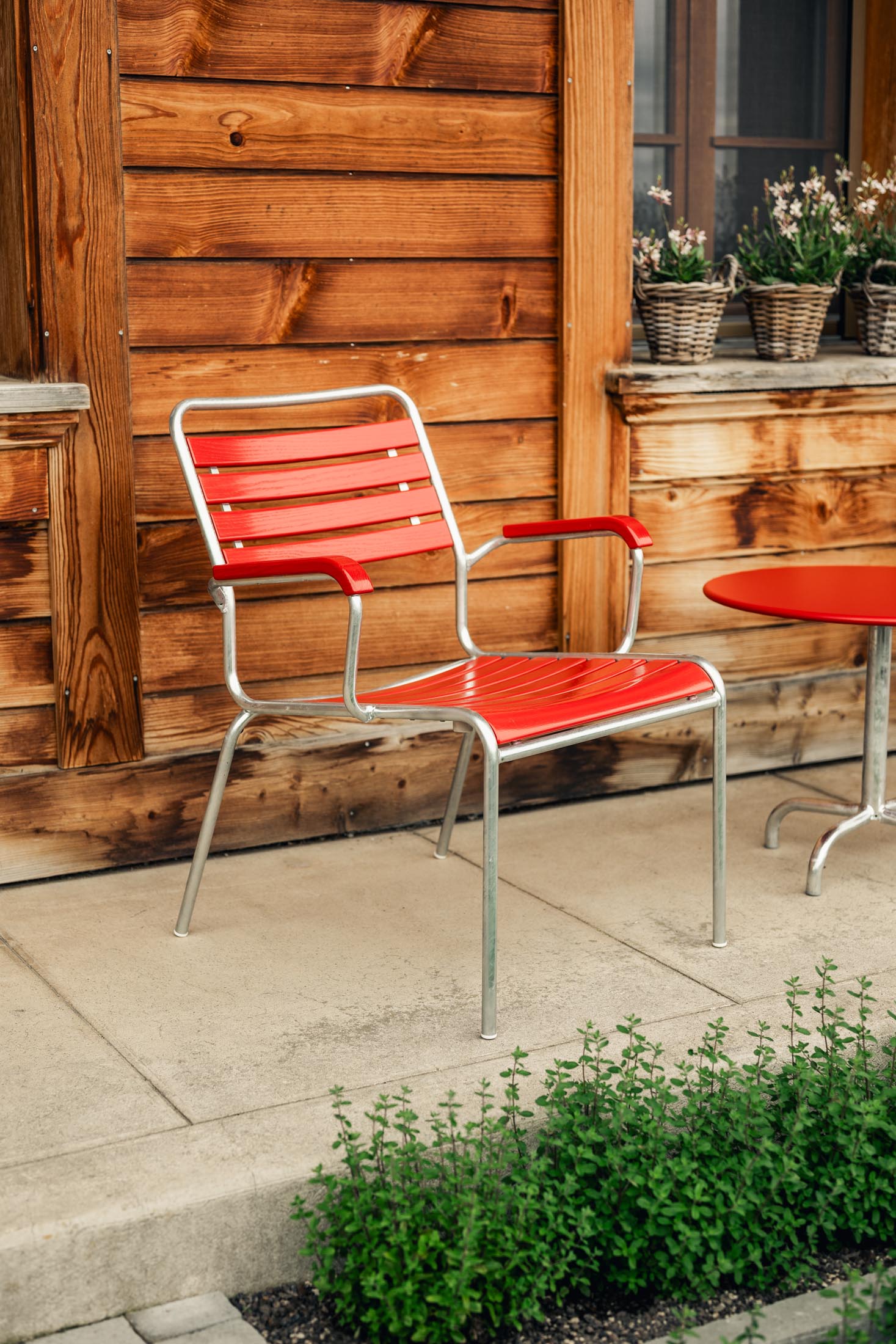 Rigi Holzlatten-Salonsessel mit Armlehne in Natur geölt präsentiert im Onlineshop von KAQTU Design AG. Outdoor-Sessel mit Armlehnen ist von Schaffner