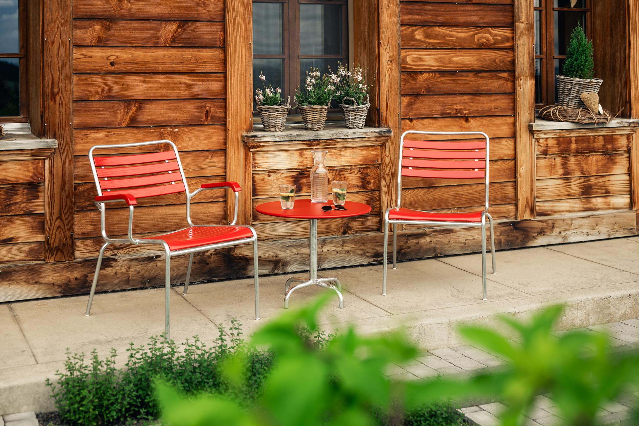 Rigi Holzlatten-Salonsessel mit Armlehne in Natur geölt präsentiert im Onlineshop von KAQTU Design AG. Outdoor-Sessel mit Armlehnen ist von Schaffner