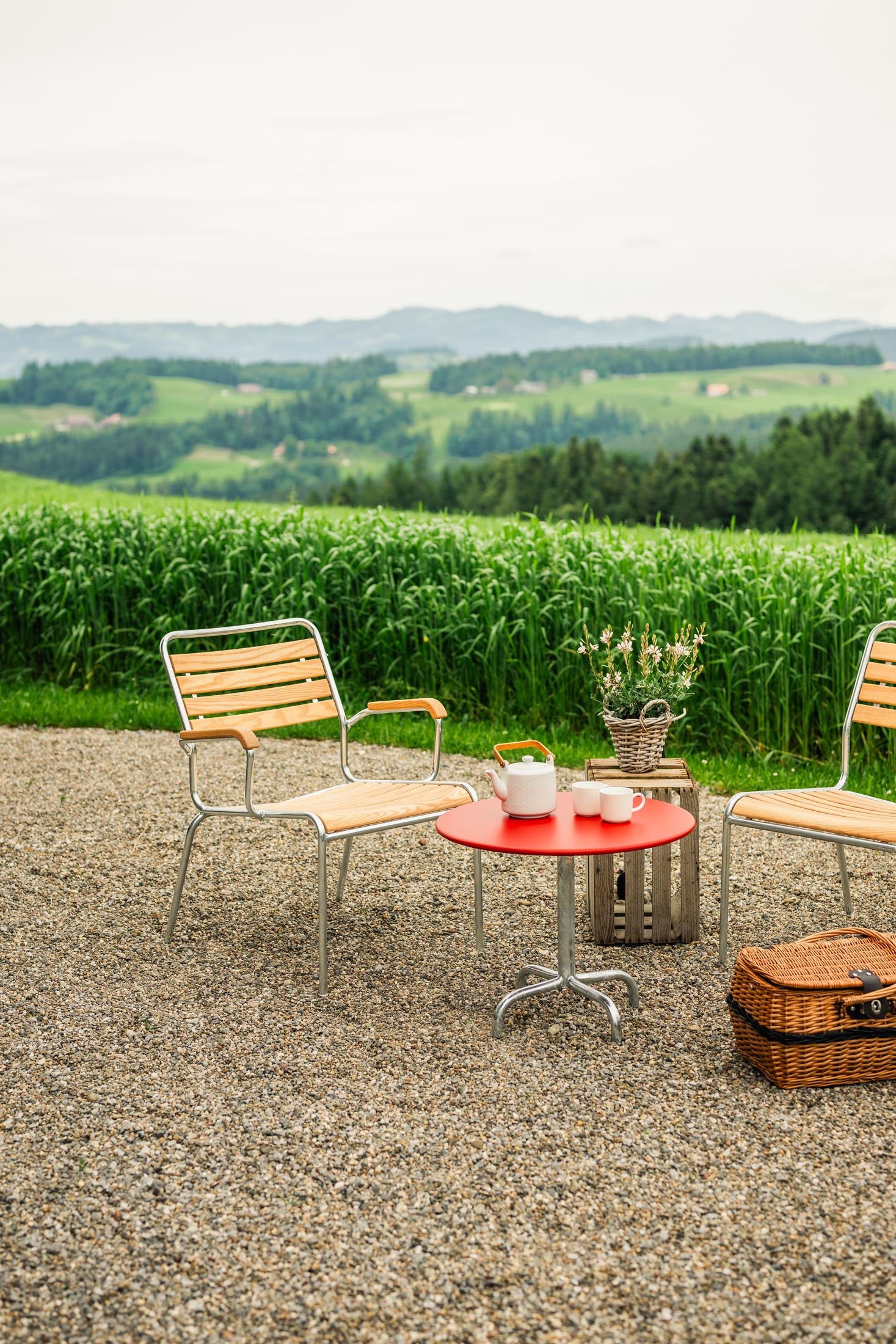 Rigi Holzlatten-Salonsessel mit Armlehne in Natur geölt präsentiert im Onlineshop von KAQTU Design AG. Outdoor-Sessel mit Armlehnen ist von Schaffner