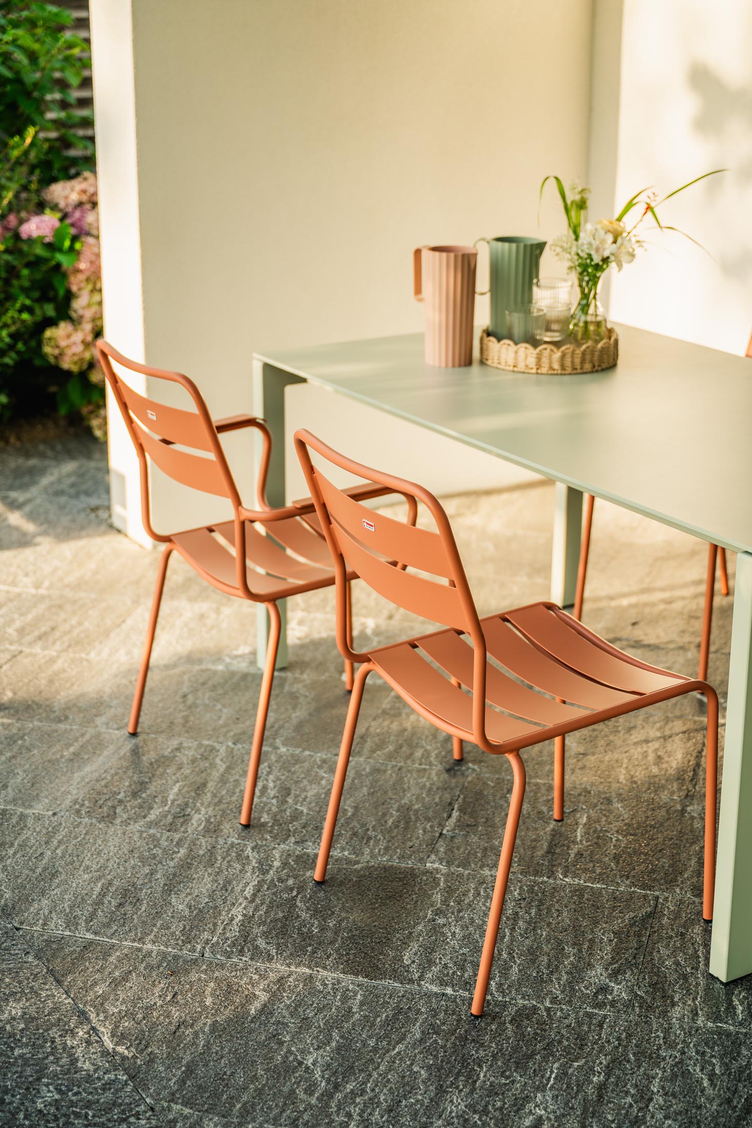 Glarus Ganzmetall-Gartenstuhl ohne Armlehne in Pastellterracotta präsentiert im Onlineshop von KAQTU Design AG. Gartenstuhl ist von Schaffner