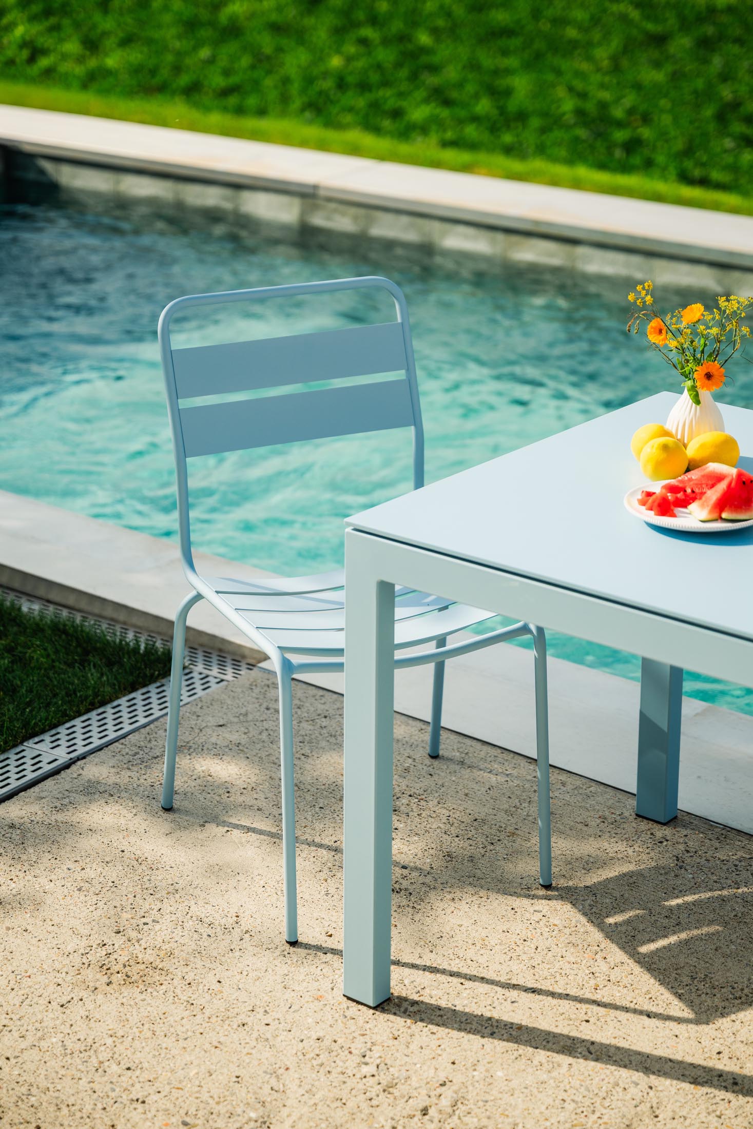 Glarus Ganzmetall-Gartenstuhl ohne Armlehne in Pastellblau präsentiert im Onlineshop von KAQTU Design AG. Gartenstuhl ist von Schaffner