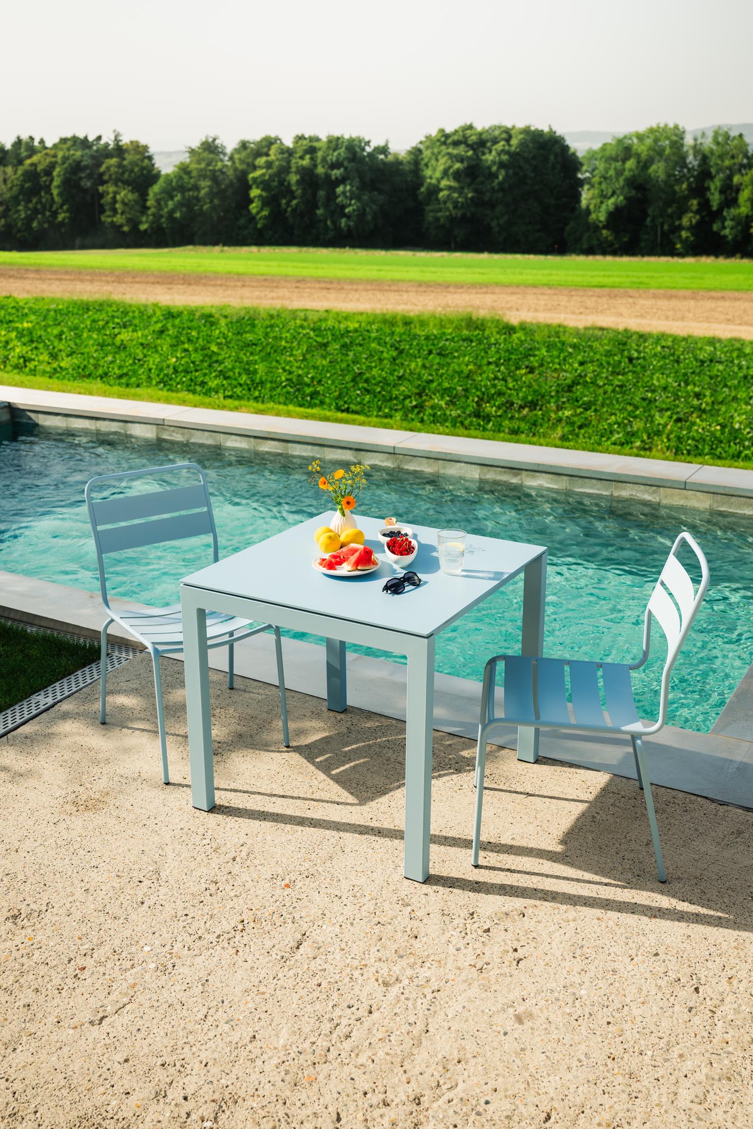 Glarus Ganzmetall-Gartenstuhl ohne Armlehne in Pastellblau präsentiert im Onlineshop von KAQTU Design AG. Gartenstuhl ist von Schaffner