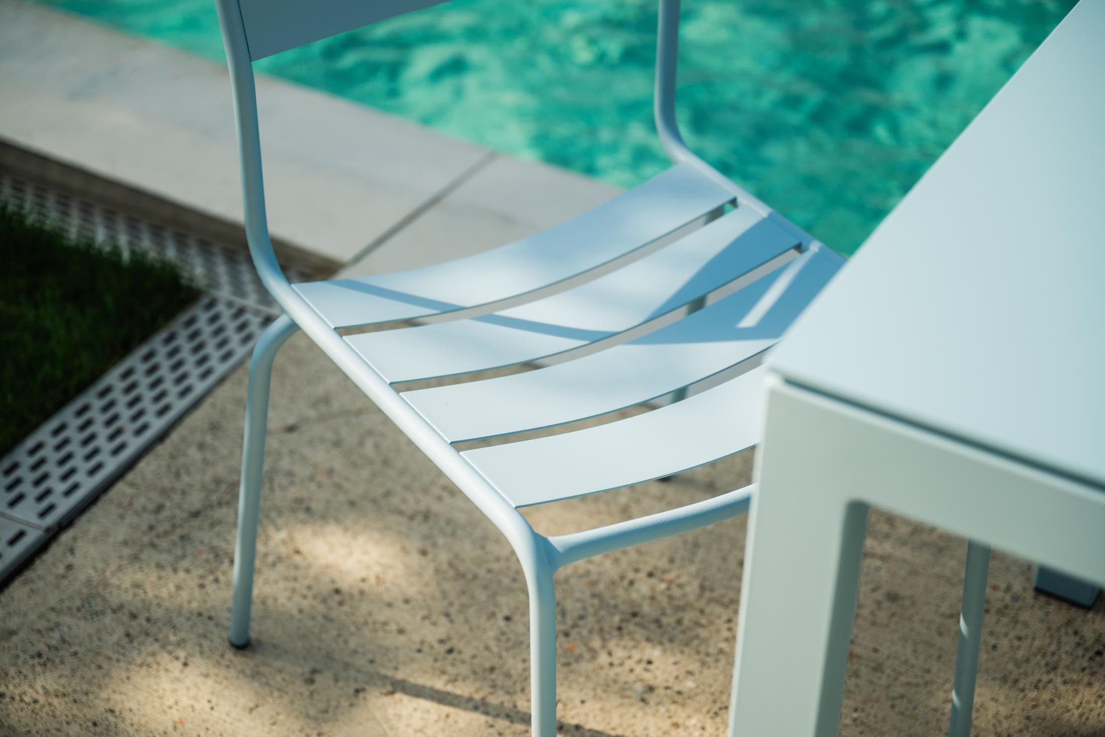 Glarus Ganzmetall-Gartenstuhl ohne Armlehne in Pastellblau präsentiert im Onlineshop von KAQTU Design AG. Gartenstuhl ist von Schaffner