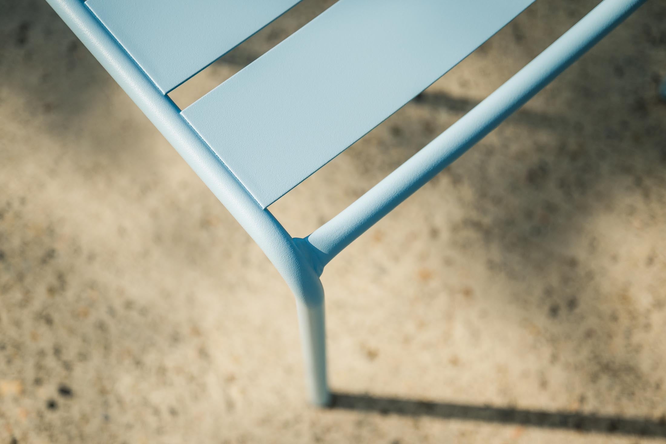 Glarus Ganzmetall-Gartenstuhl ohne Armlehne in Pastellblau präsentiert im Onlineshop von KAQTU Design AG. Gartenstuhl ist von Schaffner