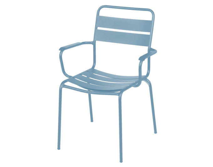 Entdecke den Stuhl Glarus mit Armlehne von Schaffner: wetterfest, stapelbar und in 18 Farben erhältlich – ideal für jeden Raum!