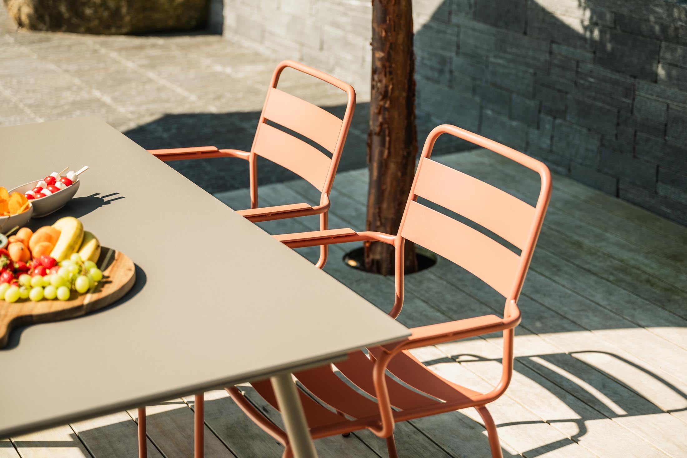 Glarus Ganzmetall-Gartenstuhl mit Armlehne in Pastellterracotta präsentiert im Onlineshop von KAQTU Design AG. Gartenstuhl mit Armlehnen ist von Schaffner