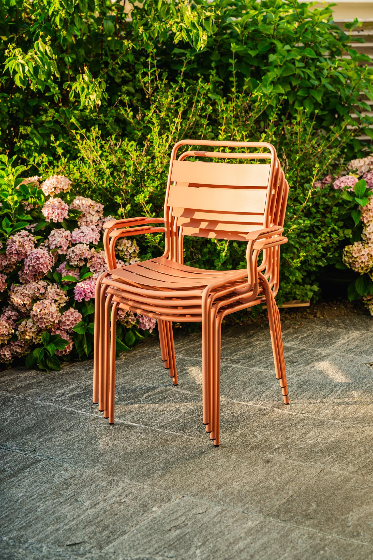 Glarus Ganzmetall-Gartenstuhl mit Armlehne in Pastellterracotta präsentiert im Onlineshop von KAQTU Design AG. Gartenstuhl mit Armlehnen ist von Schaffner