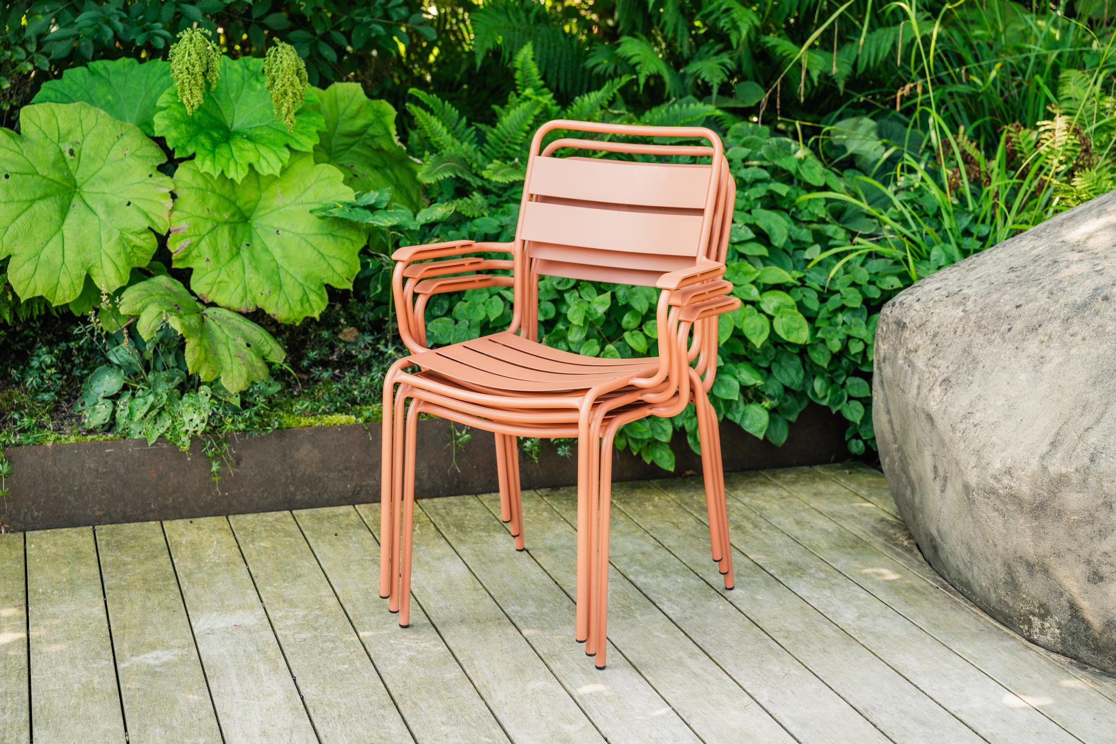 Glarus Ganzmetall-Gartenstuhl mit Armlehne in Pastellterracotta präsentiert im Onlineshop von KAQTU Design AG. Gartenstuhl mit Armlehnen ist von Schaffner