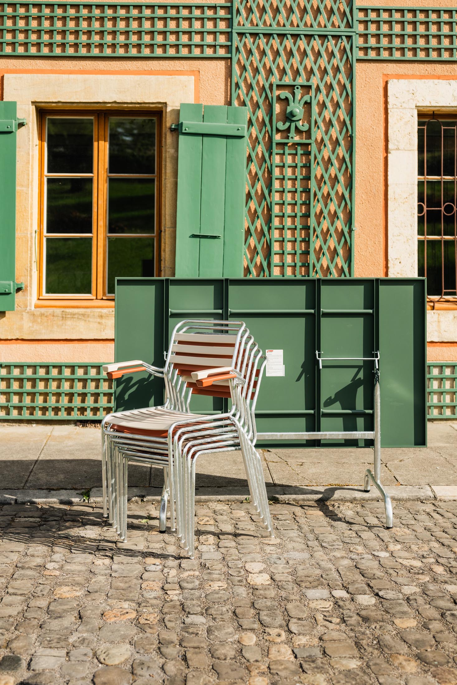 Säntis Lättli-Gartenstuhl mit Armlehne in Pastellsand präsentiert im Onlineshop von KAQTU Design AG. Gartenstuhl mit Armlehnen ist von Schaffner