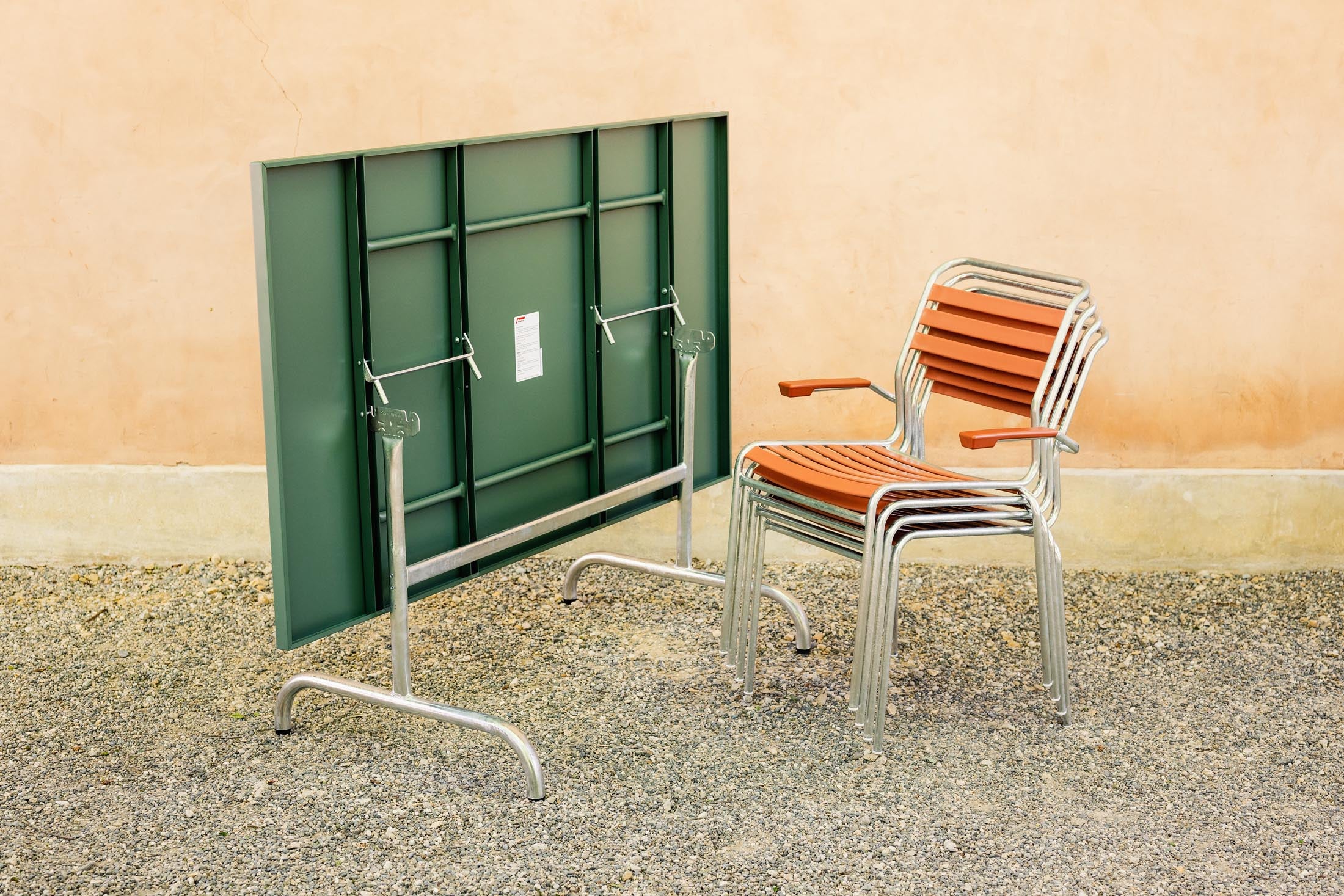 Säntis Lättli-Gartenstuhl mit Armlehne in Pastellterracotta präsentiert im Onlineshop von KAQTU Design AG. Gartenstuhl mit Armlehnen ist von Schaffner