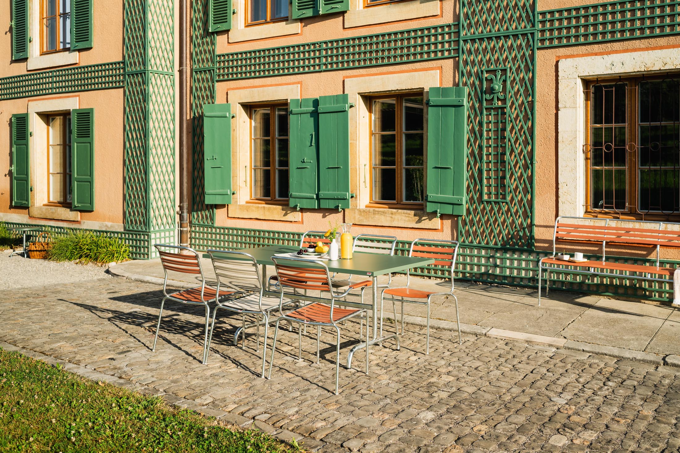 Säntis Lättli-Gartenstuhl mit Armlehne in Pastellterracotta präsentiert im Onlineshop von KAQTU Design AG. Gartenstuhl mit Armlehnen ist von Schaffner