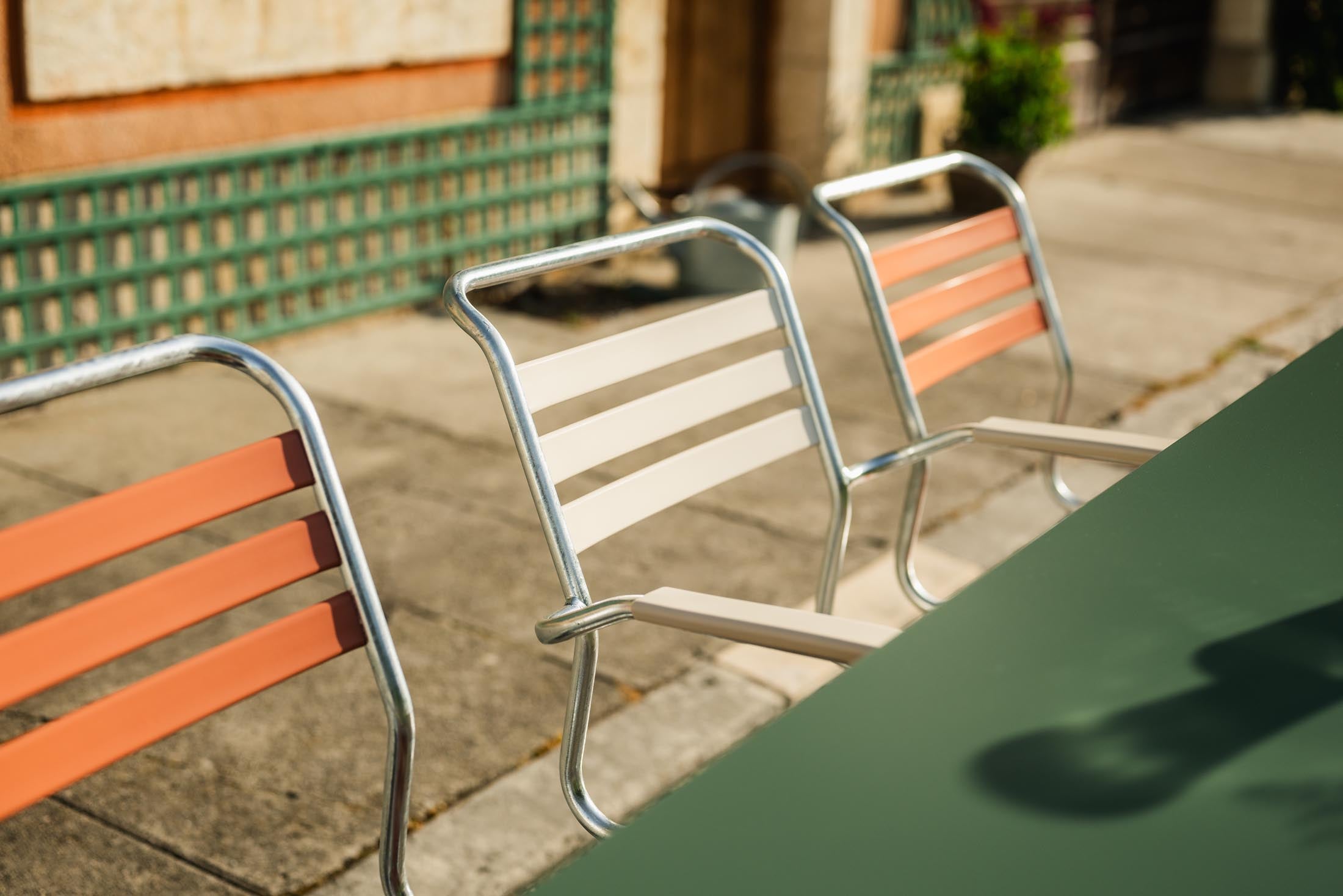 Hochwertiger Säntis Lättli-Gartenstuhl mit Armlehne von Schaffner, wetterfest, langlebig, umweltfreundlich, modernes Design und Schweizer Qualität für Terrasse und Garten.