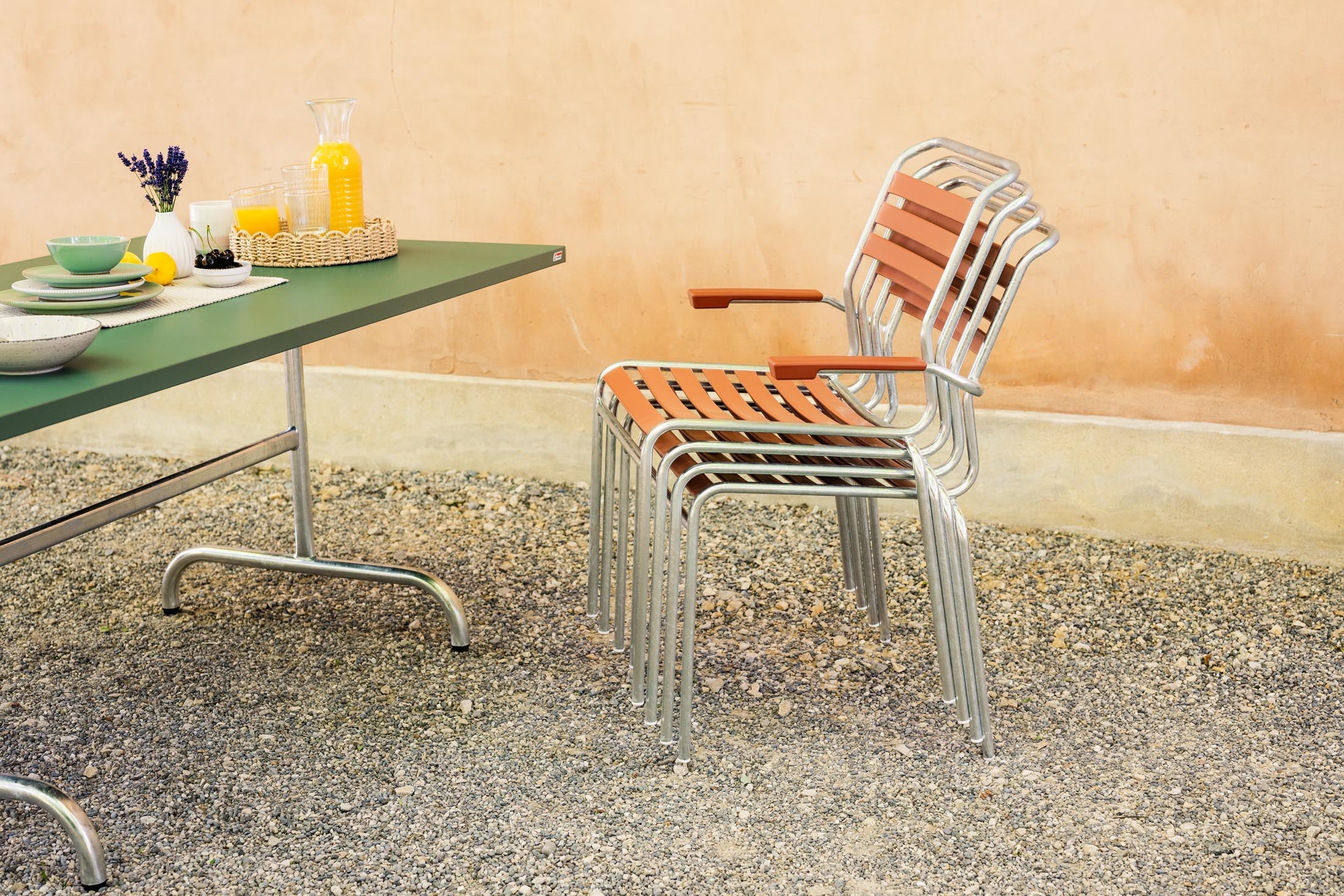 Säntis Lättli-Gartenstuhl mit Armlehne in Pastellterracotta präsentiert im Onlineshop von KAQTU Design AG. Gartenstuhl mit Armlehnen ist von Schaffner