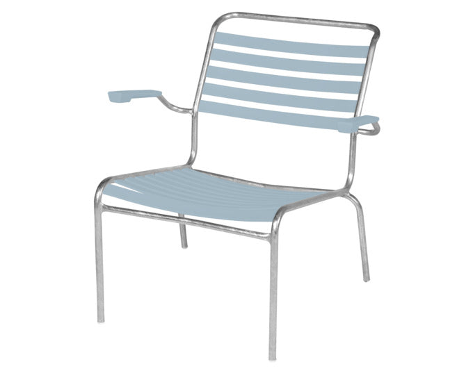 Eleganter Säntis Lounger mit praktischen Armlehnen von Schaffner – ideal für entspannte Stunden im Freien.