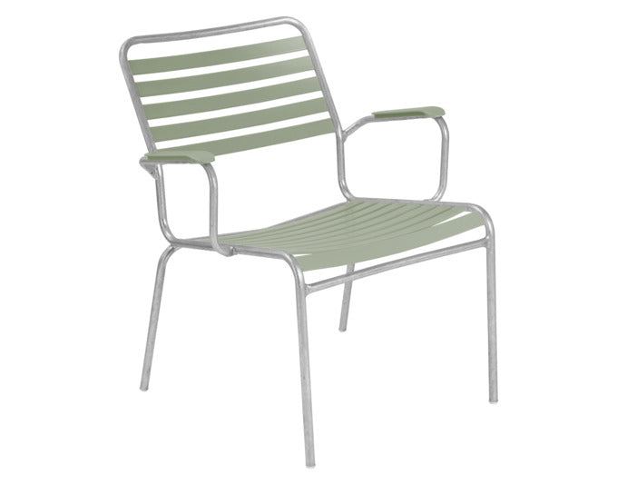 Rigi Lättli-Salonsessel mit Armlehne in Pastellgrün präsentiert im Onlineshop von KAQTU Design AG. Gartenstuhl mit Armlehnen ist von Schaffner