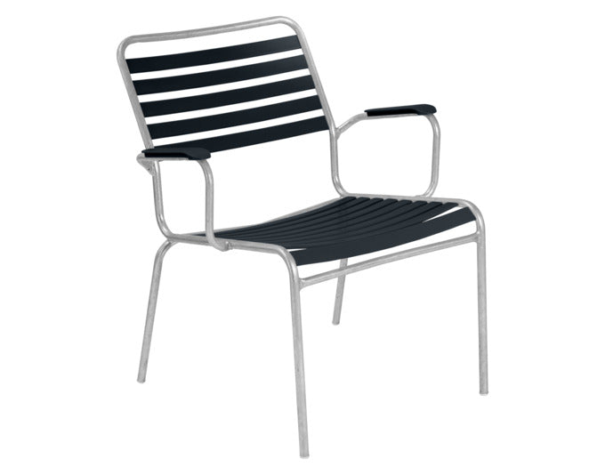 Schaffner Rigi Lättli-Salonsessel mit Armlehne aus wetterfestem Eschenholz, langlebig, elegantes Design, hoher Sitzkomfort, perfekt für Garten und Terrasse.