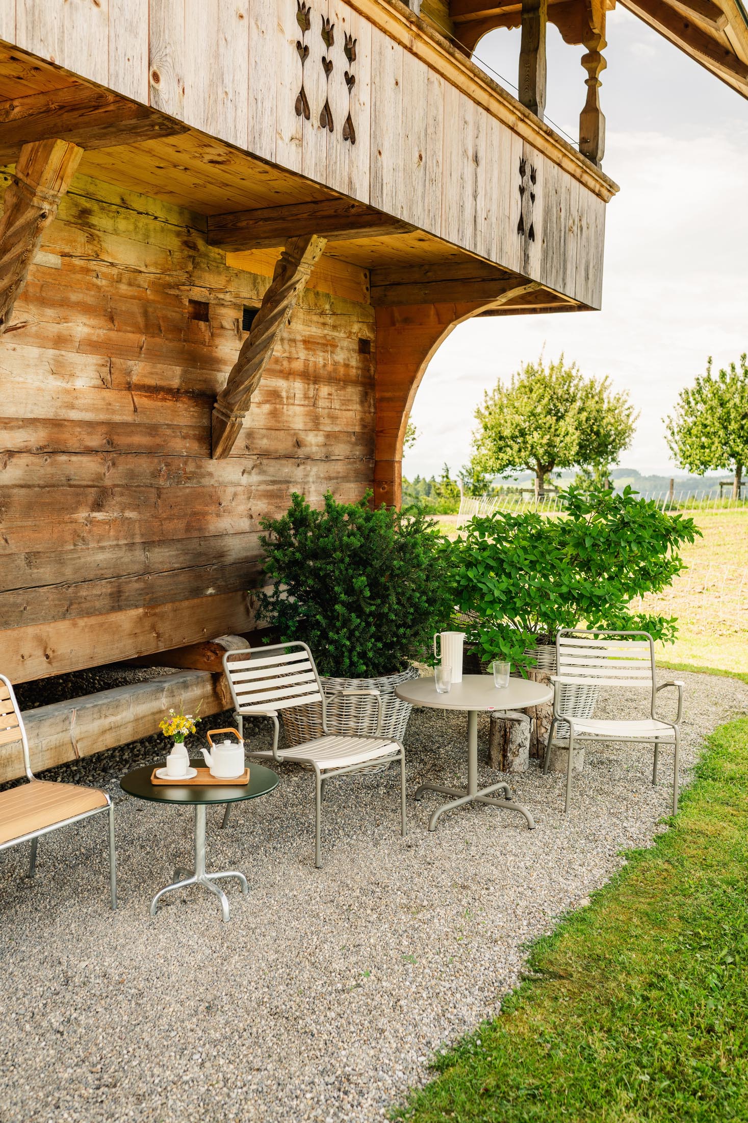 Schaffner Rigi Lättli-Salonsessel mit Armlehne aus wetterfestem Eschenholz, langlebig, stilvoll, komfortabel und perfekt für Garten, Terrasse oder Outdoor-Bereich.