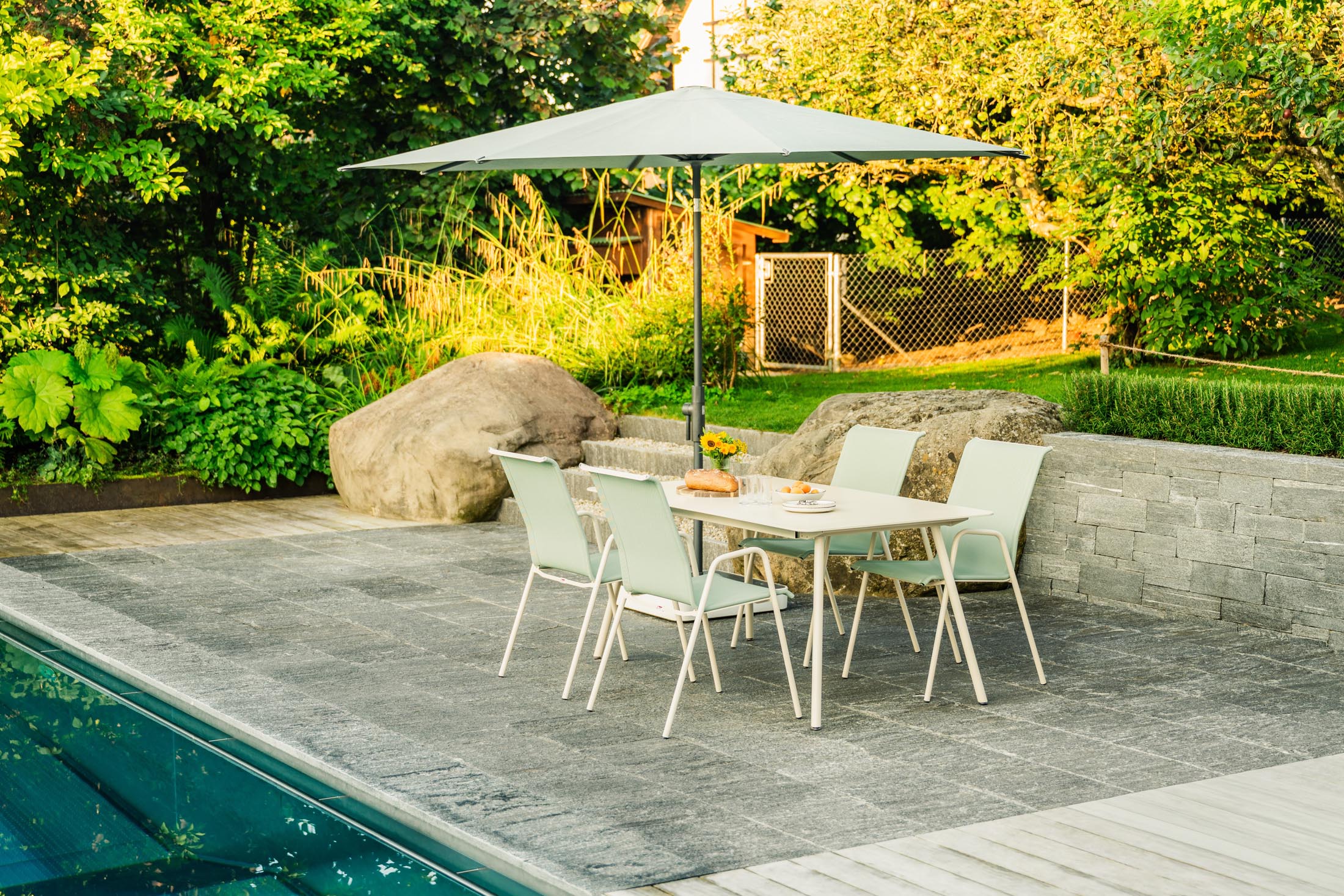 Locarno Textil-Gartenstuhl mit Armlehne in Cremegrün präsentiert im Onlineshop von KAQTU Design AG. Gartenstuhl mit Armlehnen ist von Schaffner