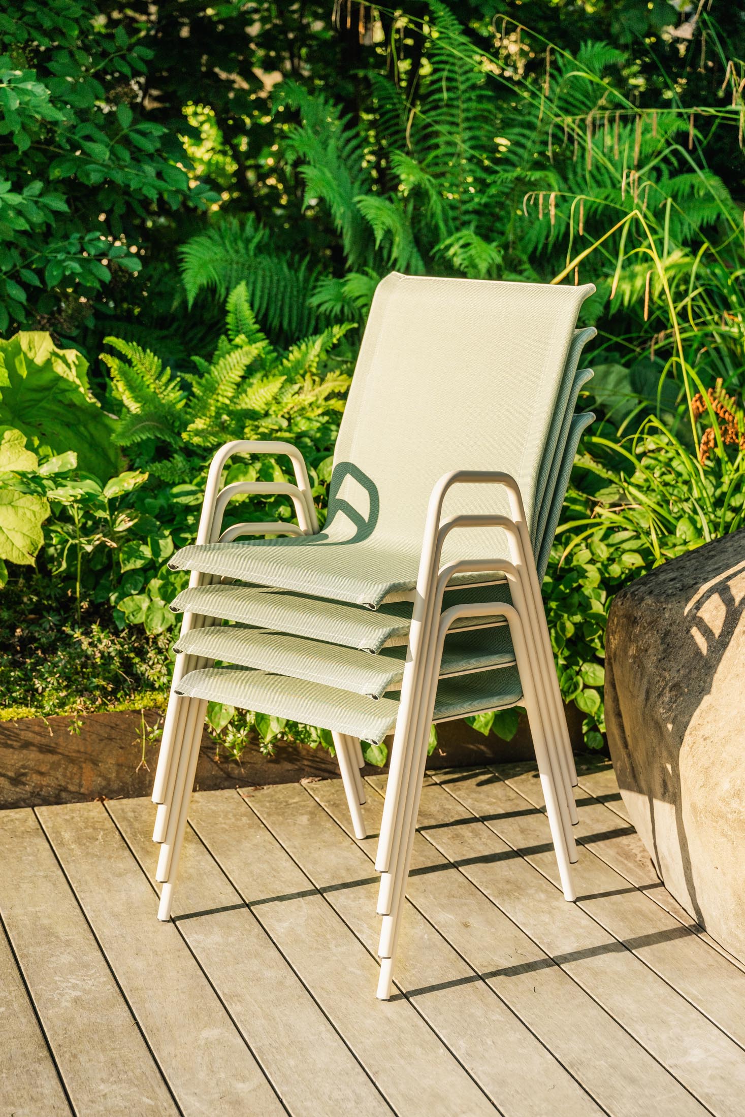 Locarno Textil-Gartenstuhl mit Armlehne in Cremegrün präsentiert im Onlineshop von KAQTU Design AG. Gartenstuhl mit Armlehnen ist von Schaffner