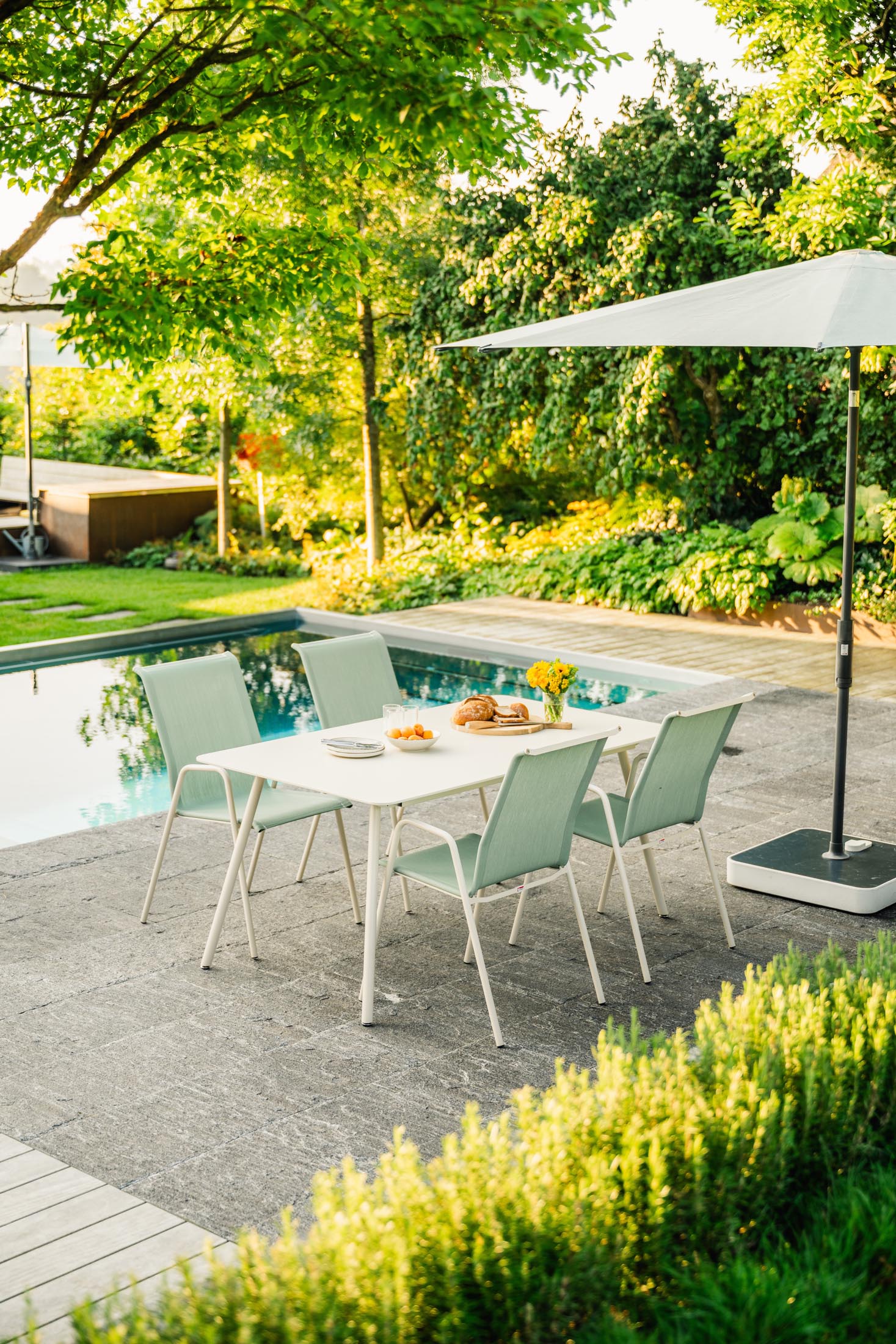 Locarno Textil-Gartenstuhl mit Armlehne in Cremegrün präsentiert im Onlineshop von KAQTU Design AG. Gartenstuhl mit Armlehnen ist von Schaffner