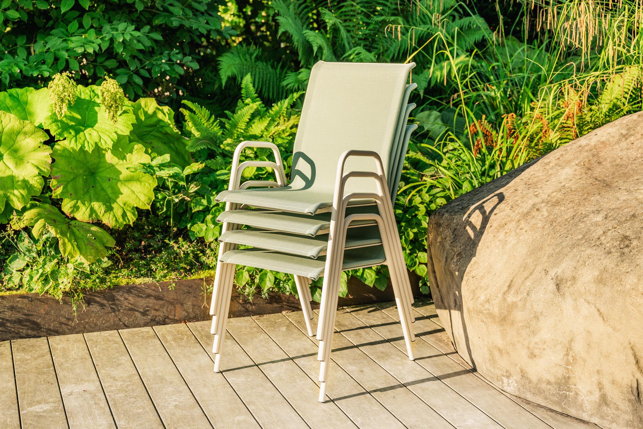Locarno Textil-Gartenstuhl mit Armlehne in Cremegrün präsentiert im Onlineshop von KAQTU Design AG. Gartenstuhl mit Armlehnen ist von Schaffner