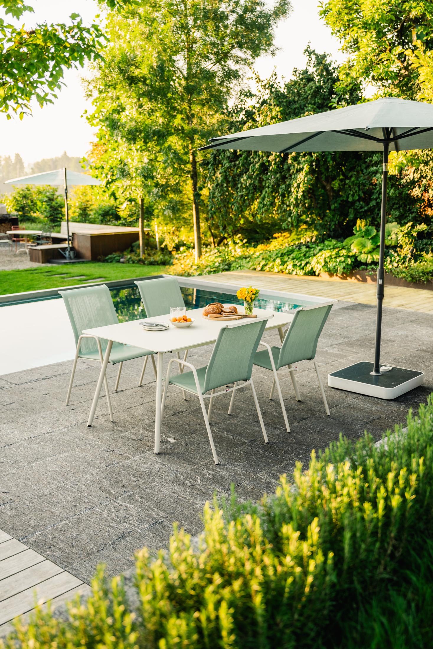 Locarno Textil-Gartenstuhl mit Armlehne in Cremegrün präsentiert im Onlineshop von KAQTU Design AG. Gartenstuhl mit Armlehnen ist von Schaffner