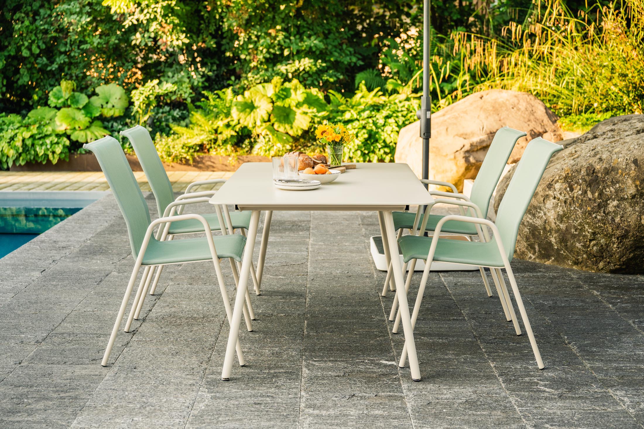 Locarno Textil-Gartenstuhl mit Armlehne in Cremegrün präsentiert im Onlineshop von KAQTU Design AG. Gartenstuhl mit Armlehnen ist von Schaffner