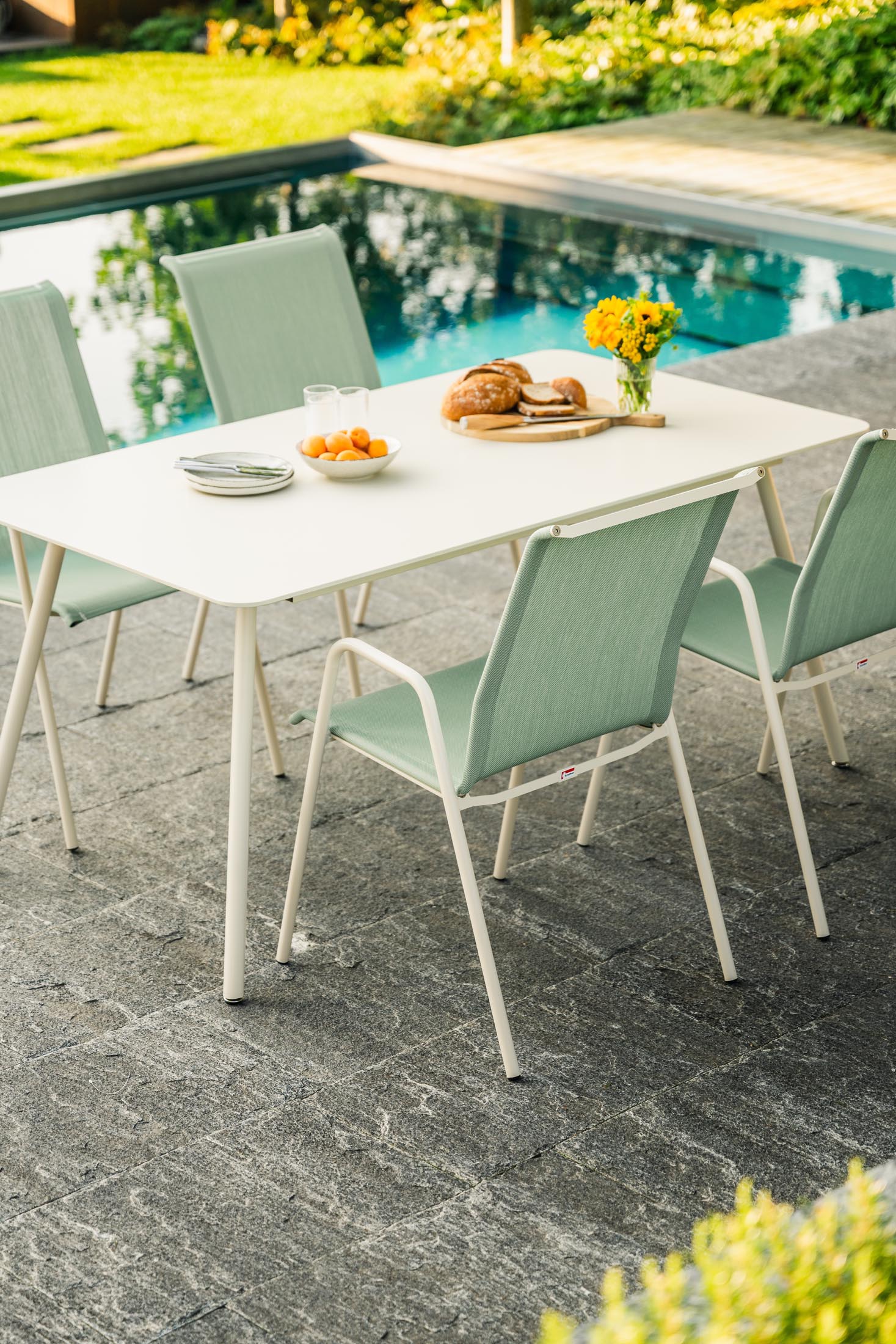 Locarno Textil-Gartenstuhl mit Armlehne in Cremegrün präsentiert im Onlineshop von KAQTU Design AG. Gartenstuhl mit Armlehnen ist von Schaffner