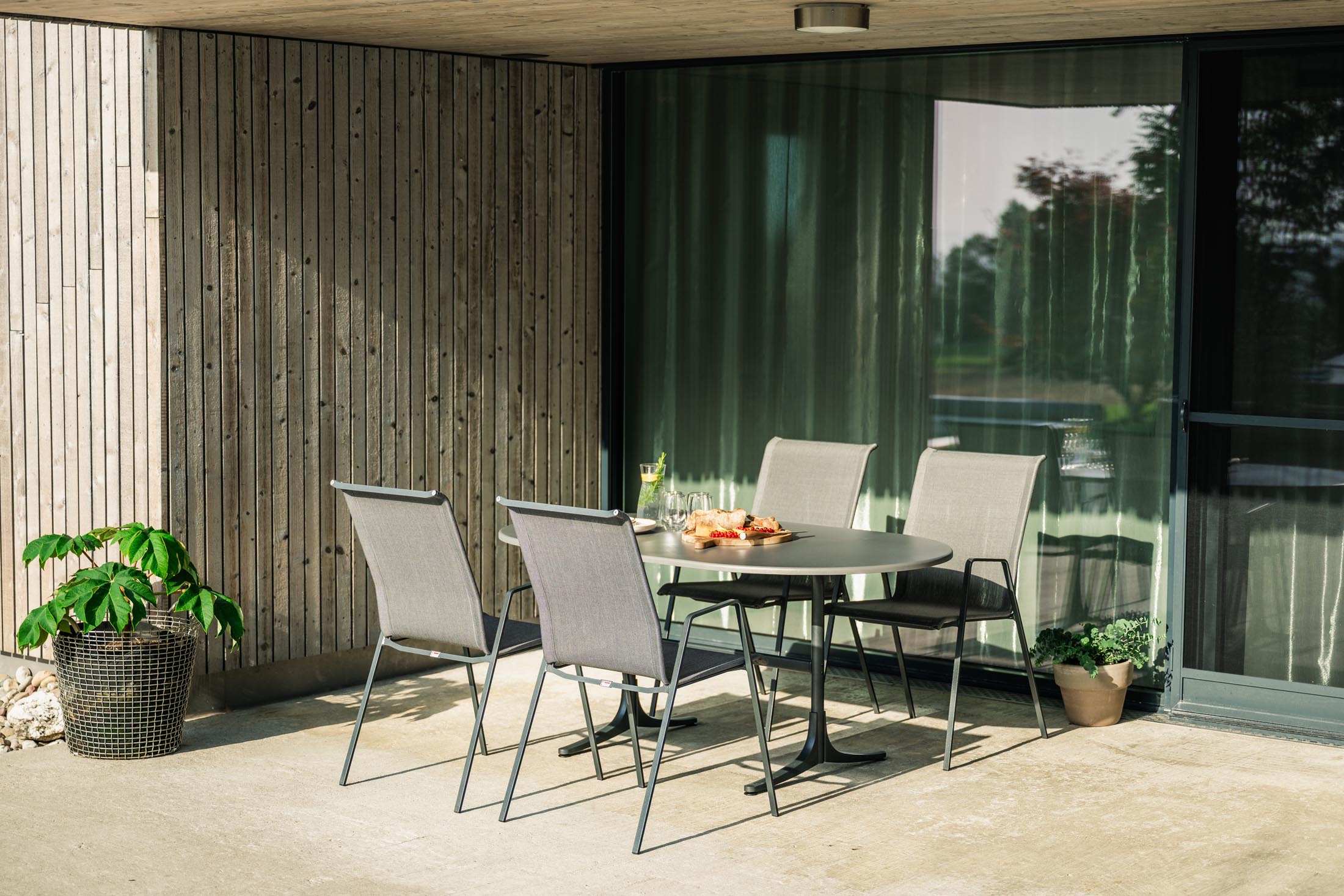 Eleganter Luzern Textil-Gartenstuhl mit Armlehne von Schaffner, wetterfest, atmungsaktiv, langlebig und bequem – Schweizer Qualität für Ihren Außenbereich.