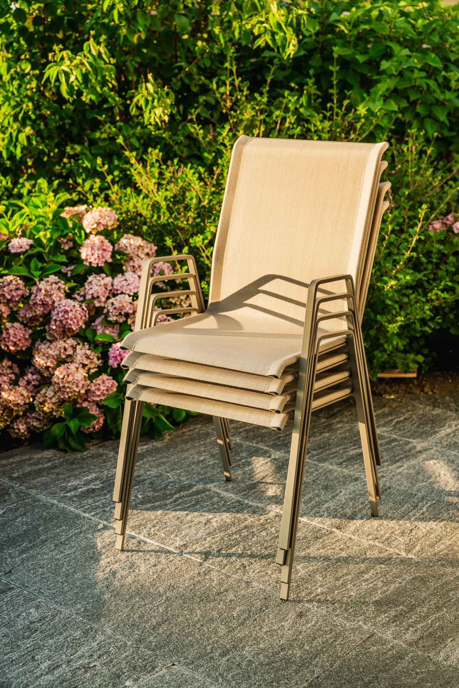 Luzern Textil-Gartenstuhl mit Armlehne in Cremebraun präsentiert im Onlineshop von KAQTU Design AG. Gartenstuhl mit Armlehnen ist von Schaffner