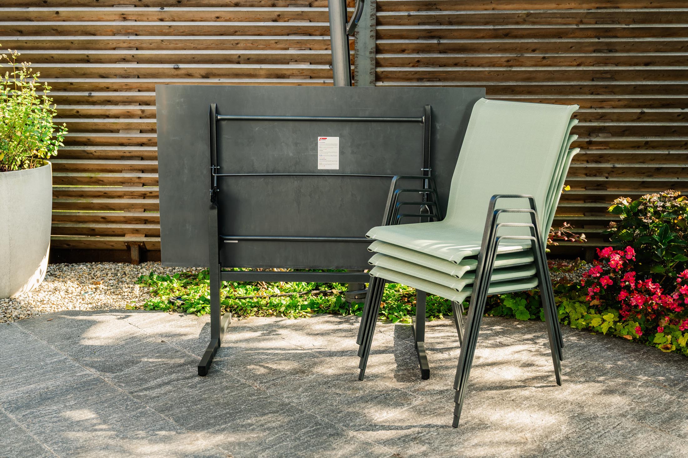 Luzern Textil-Gartenstuhl mit Armlehne in Cremegrün präsentiert im Onlineshop von KAQTU Design AG. Gartenstuhl mit Armlehnen ist von Schaffner