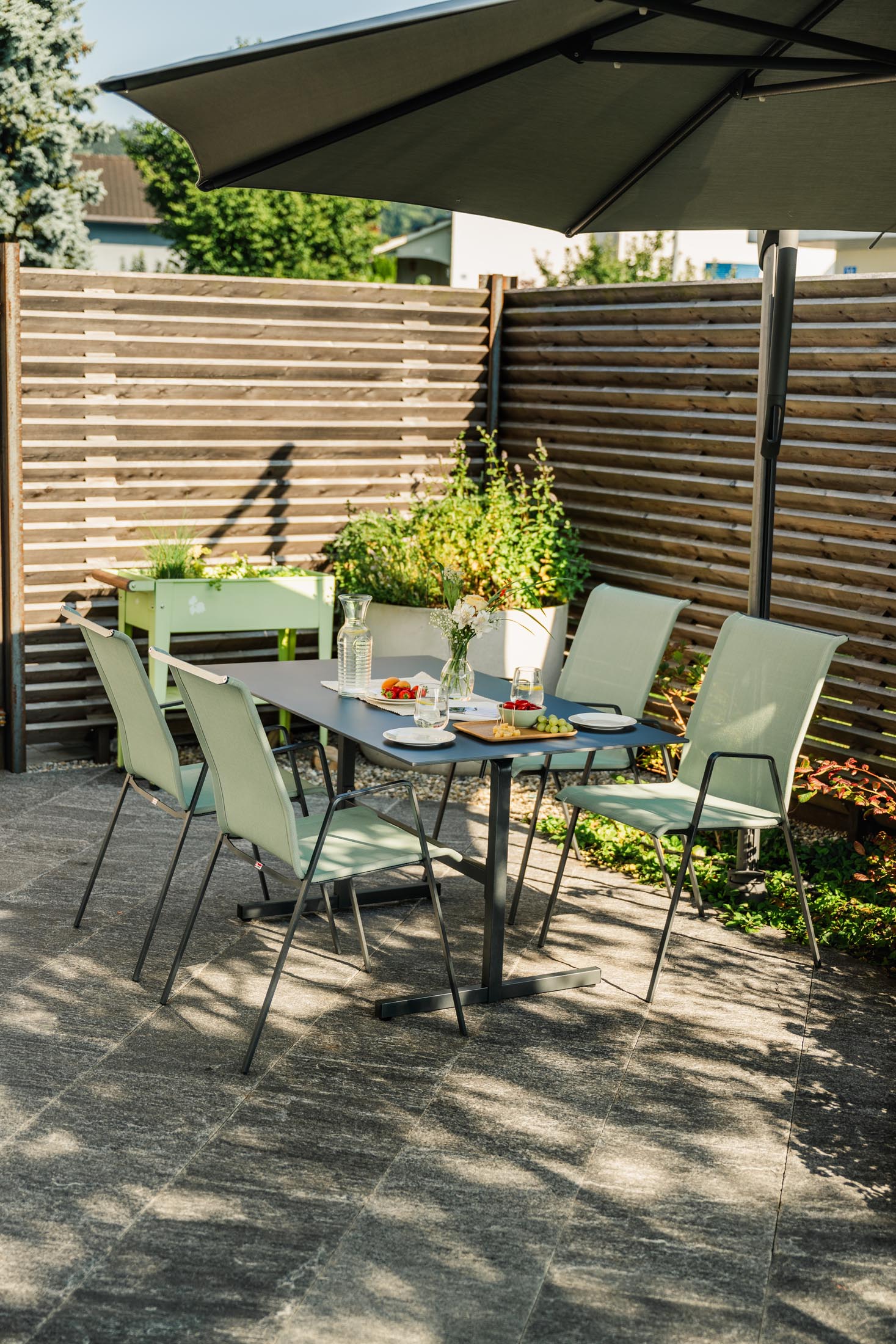 Luzern Textil-Gartenstuhl mit Armlehne in Cremegrün präsentiert im Onlineshop von KAQTU Design AG. Gartenstuhl mit Armlehnen ist von Schaffner
