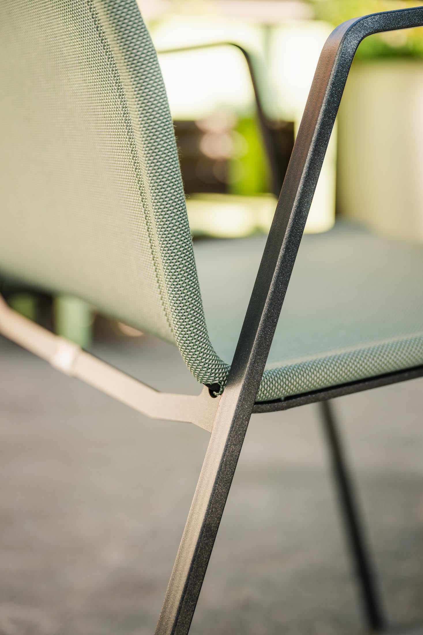 Luzern Textil-Gartenstuhl mit Armlehne in Cremegrün präsentiert im Onlineshop von KAQTU Design AG. Gartenstuhl mit Armlehnen ist von Schaffner