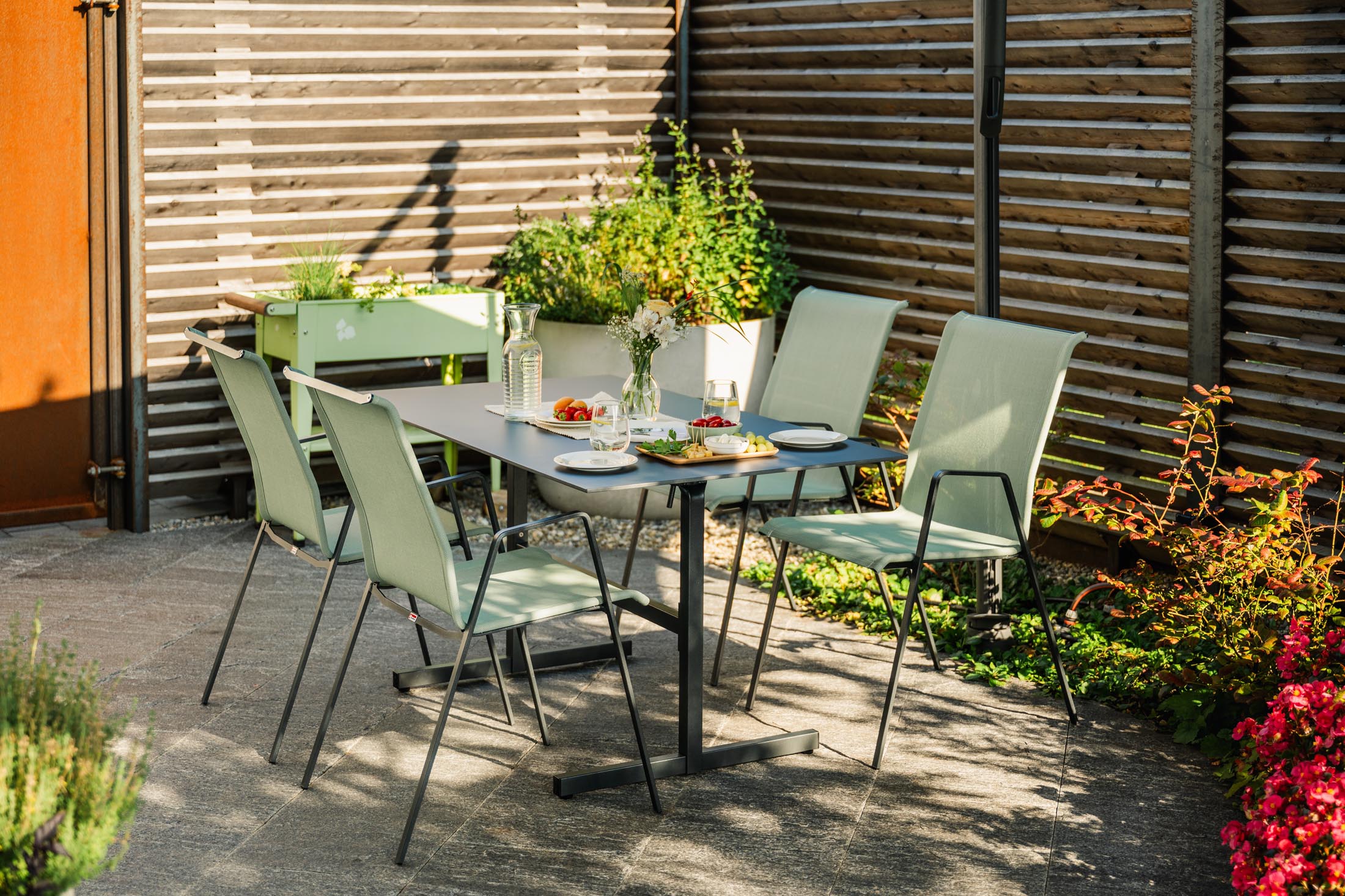 Luzern Textil-Gartenstuhl mit Armlehne von Schaffner: wetterfest, atmungsaktiv, langlebig, ergonomisch, Schweizer Qualität – perfekt für stilvolle Outdoor-Erlebnisse.