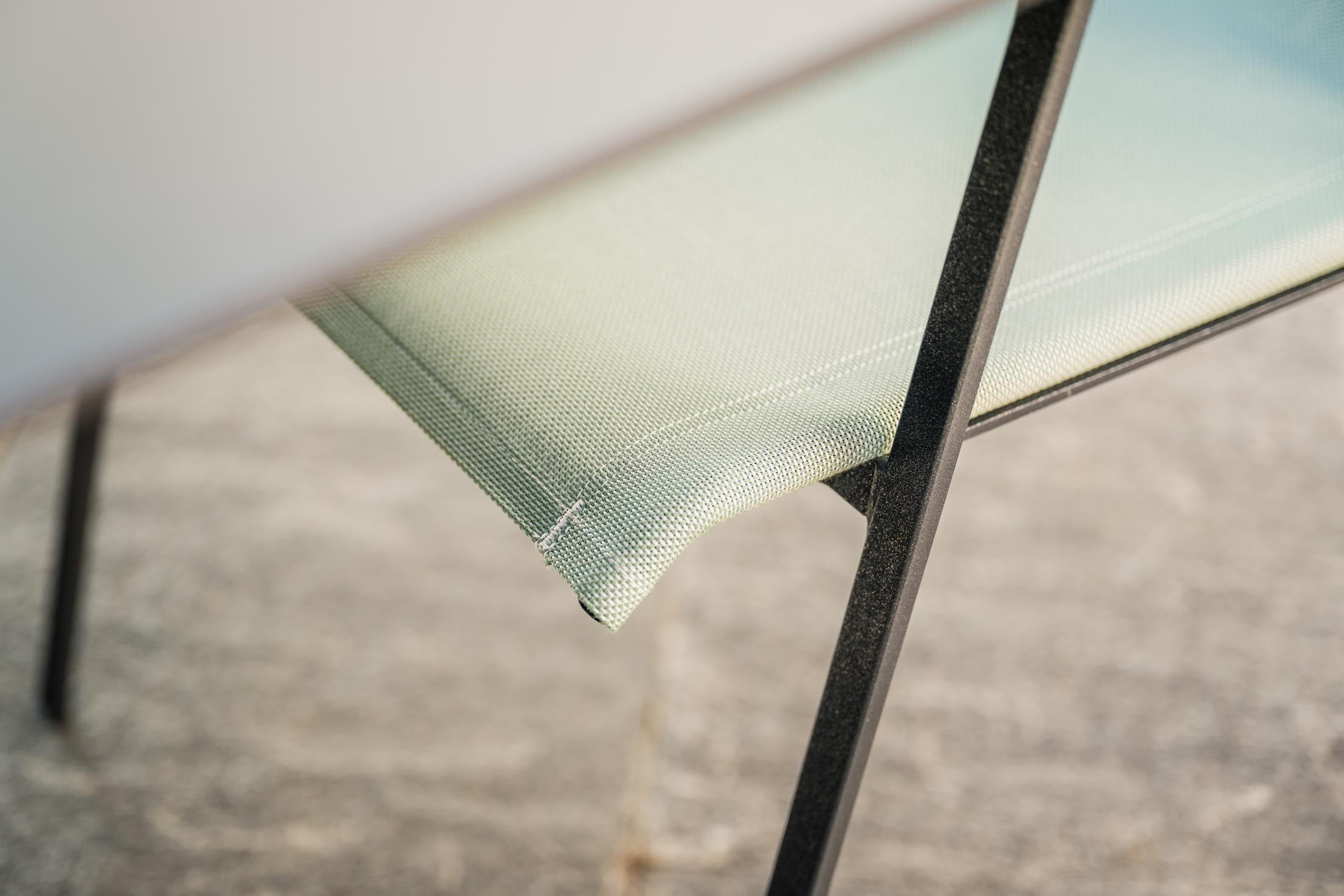 Luzern Textil-Gartenstuhl mit Armlehne in Cremegrün präsentiert im Onlineshop von KAQTU Design AG. Gartenstuhl mit Armlehnen ist von Schaffner